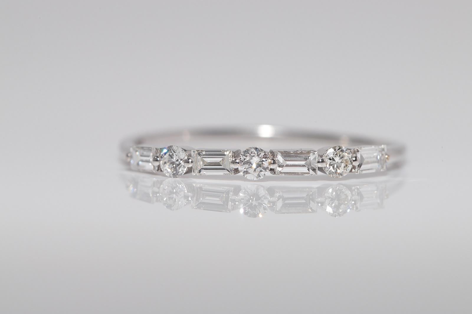 Vintage CIRCA 1990er Jahre 18k Gold Natürlicher Brillantschliff Diamant und Baguetteschliff Ring Damen im Angebot