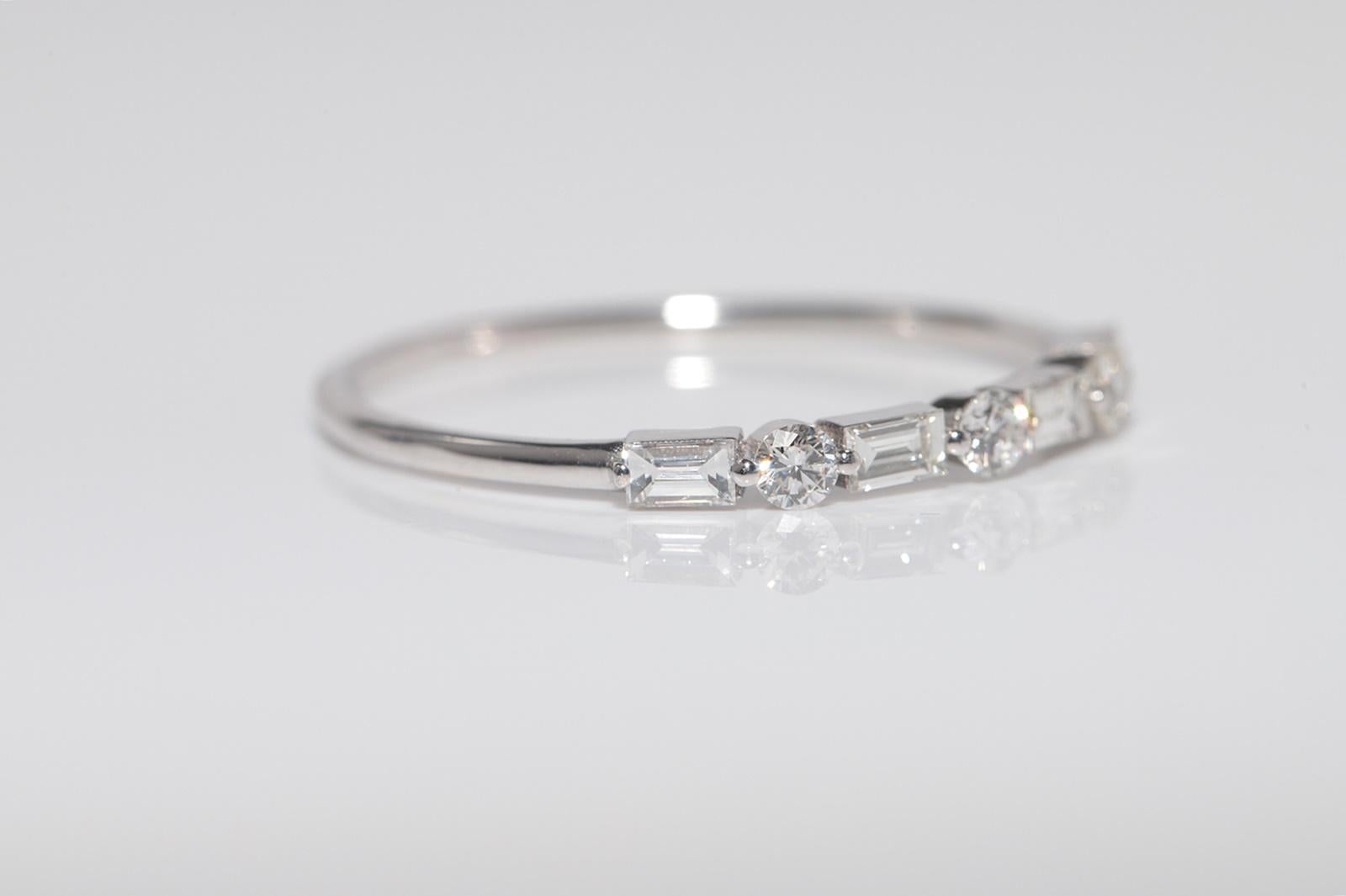 Vintage CIRCA 1990er Jahre 18k Gold Natürlicher Brillantschliff Diamant und Baguetteschliff Ring im Angebot 1