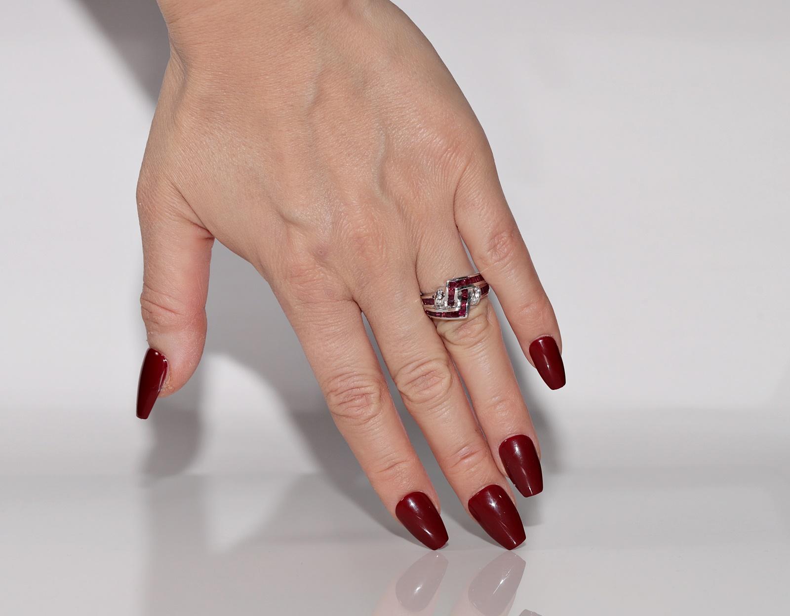 In sehr gutem Zustand.
Das Gesamtgewicht beträgt 7,1 Gramm.
Insgesamt ist Diamant 0,10 ct.
Der Diamant hat die Farbe G-H und die Reinheit Vs.
Insgesamt ist Rubin 1.30 ct.
Ringgröße ist US 7.25
Wir können jede Größe herstellen.
Die Box ist nicht