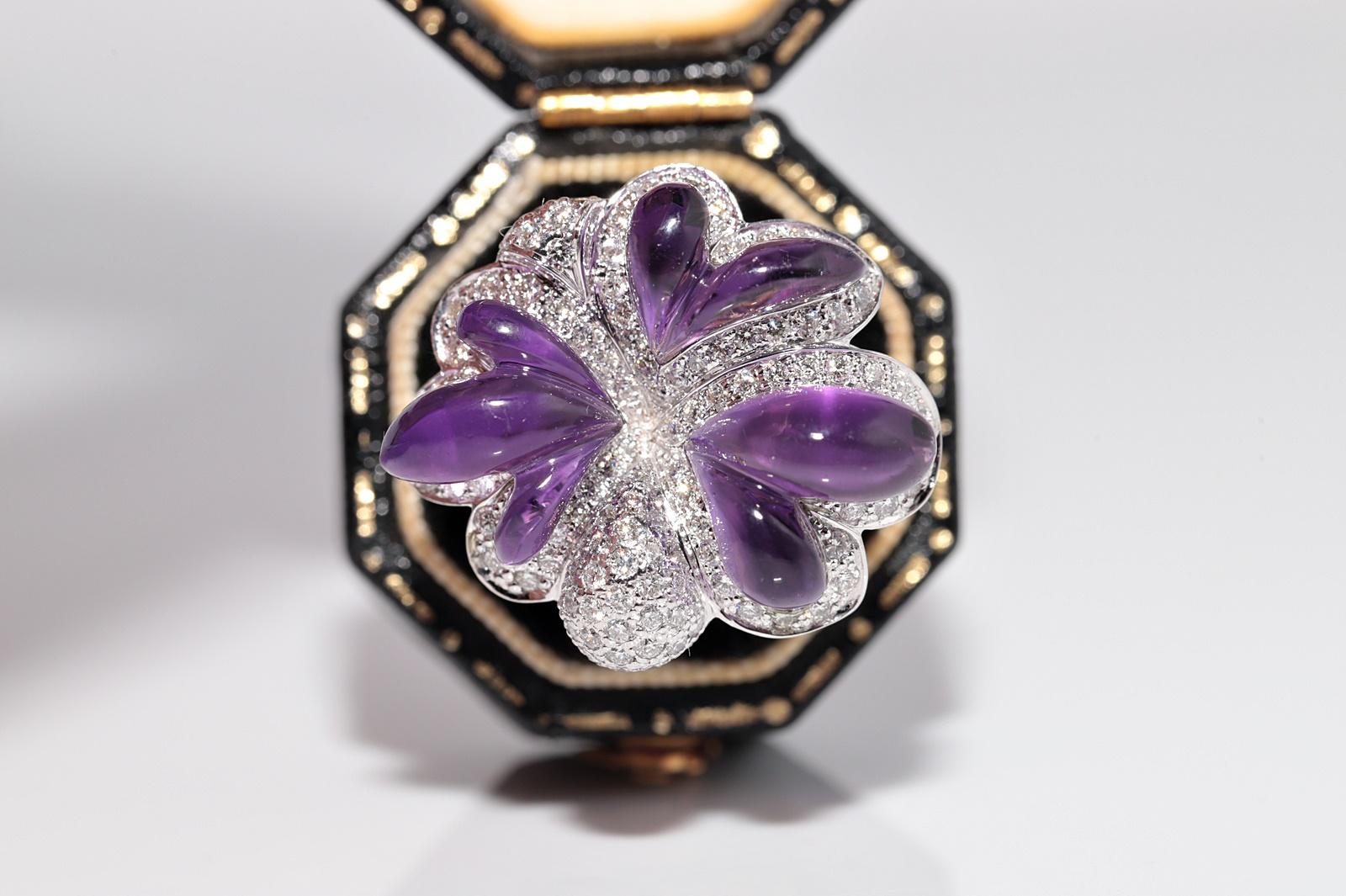 En très bon état.
Le poids total est de 12.4 grammes.
Totalement le diamant est de 1 ct.
Le diamant est de couleur F et de pureté vvs-vs.
L'améthyste est d'environ 10 ct.
La taille de la bague est de 6,5
Nous pouvons fabriquer n'importe quelle
