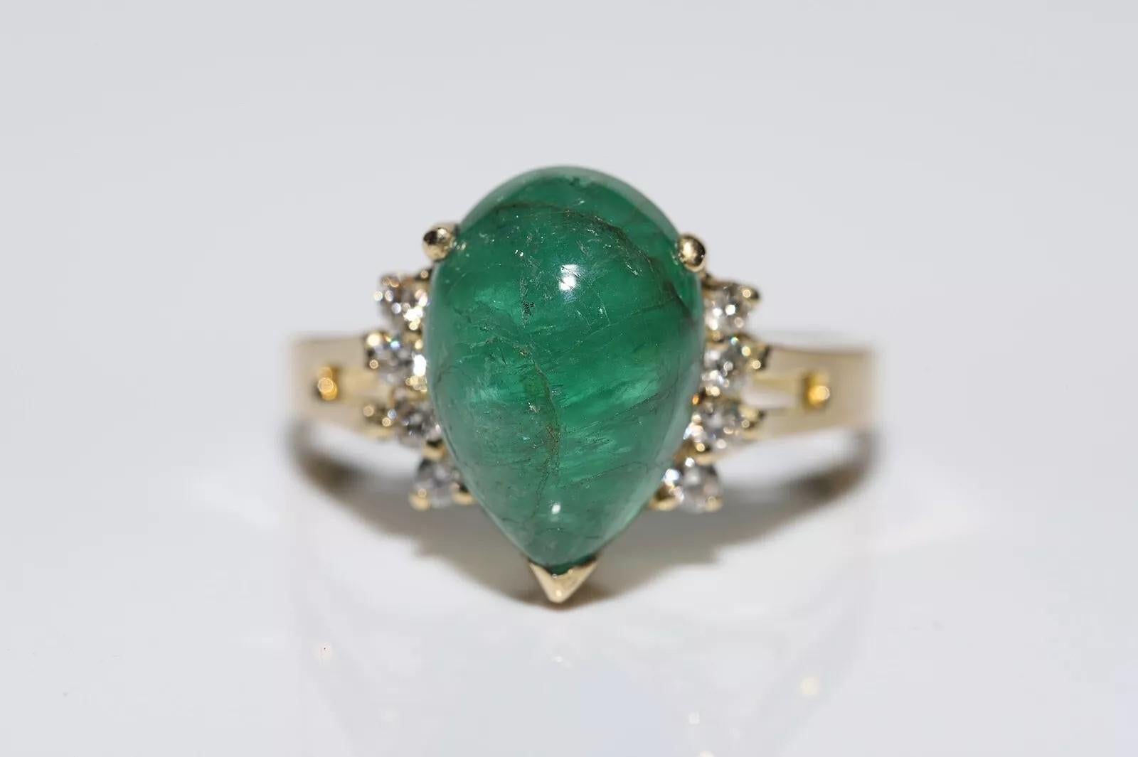Vintage Circa 1990er Jahre 18k Gold Natürlicher Diamant und Cabochon Smaragd Dekorierter Ring im Angebot 6