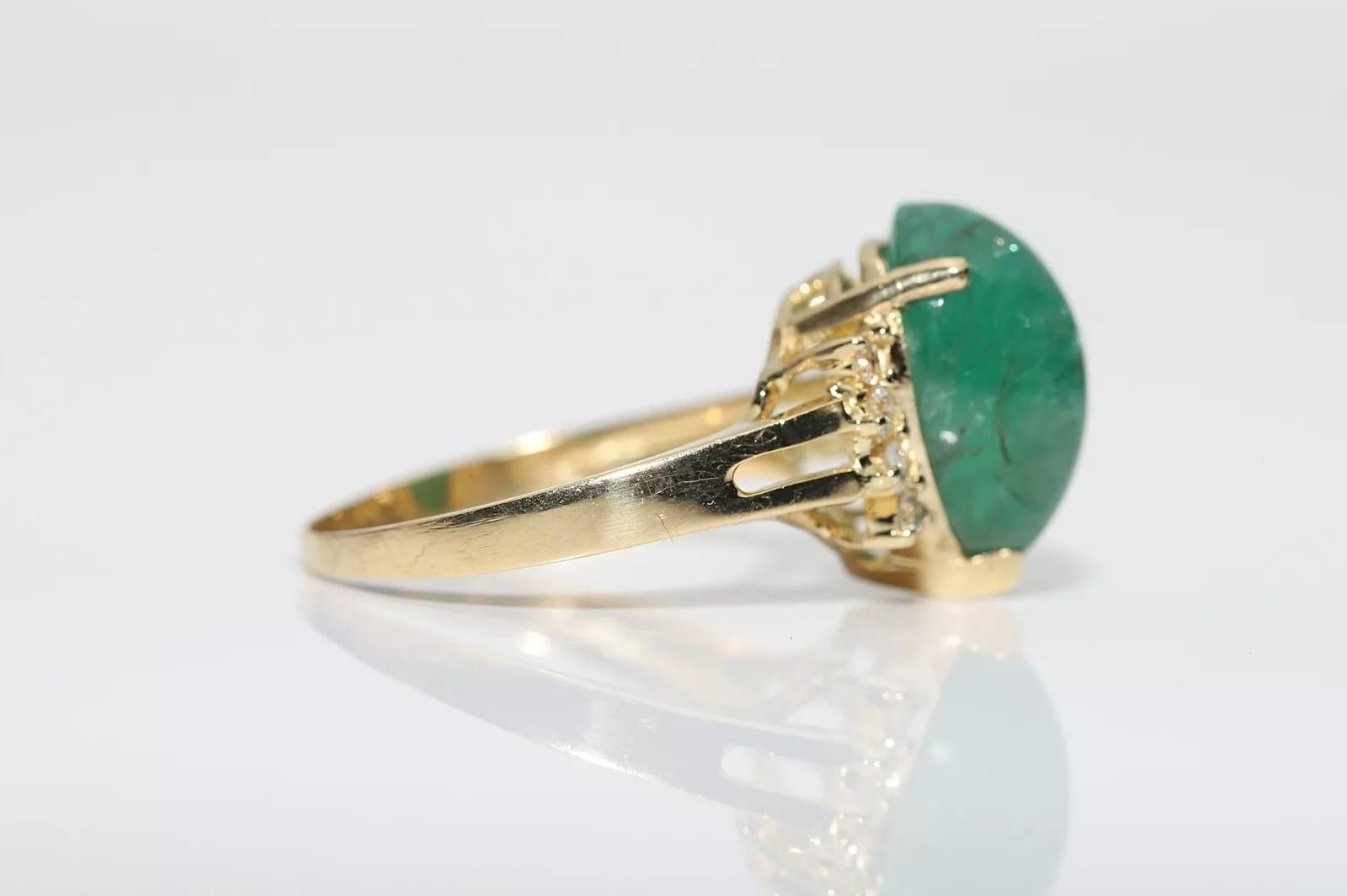 Vintage Circa 1990er Jahre 18k Gold Natürlicher Diamant und Cabochon Smaragd Dekorierter Ring im Angebot 2