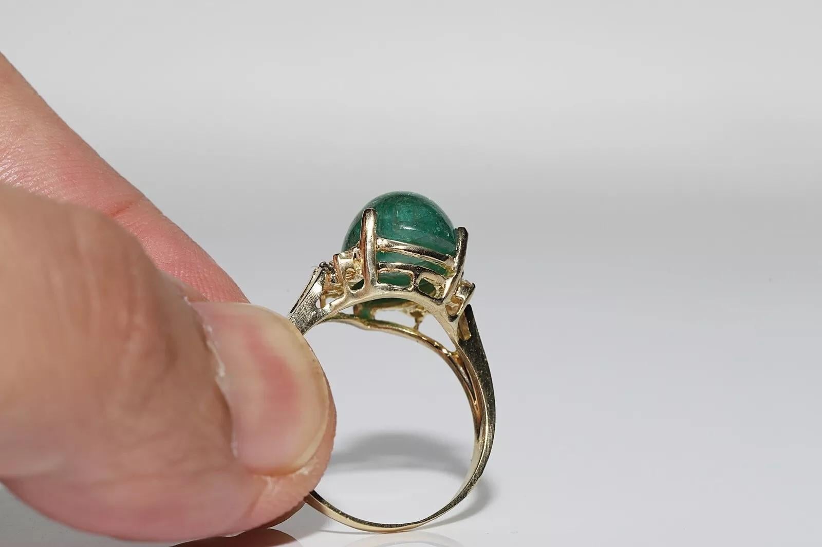 Vintage Circa 1990er Jahre 18k Gold Natürlicher Diamant und Cabochon Smaragd Dekorierter Ring im Angebot 3