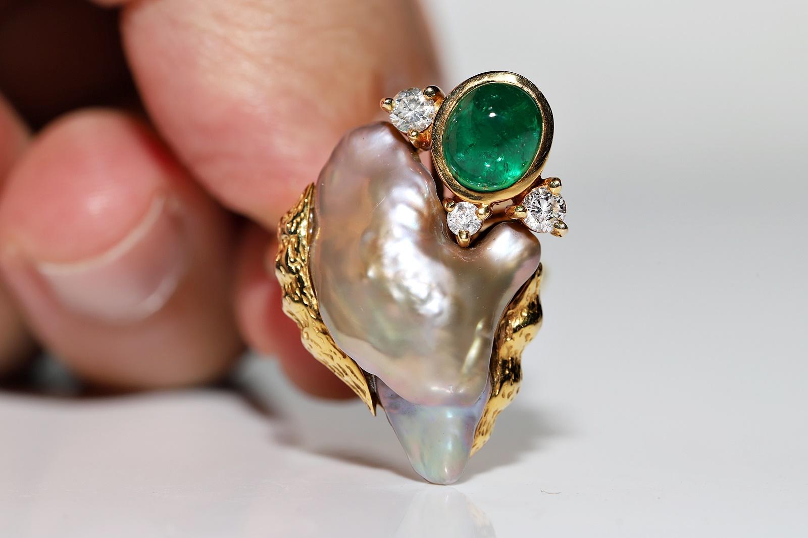 Vintage Circa 1990s 18k Gold Natural Diamond And Emerald And Mother Pearl Ring In Good Condition For Sale In Fatih/İstanbul, 34