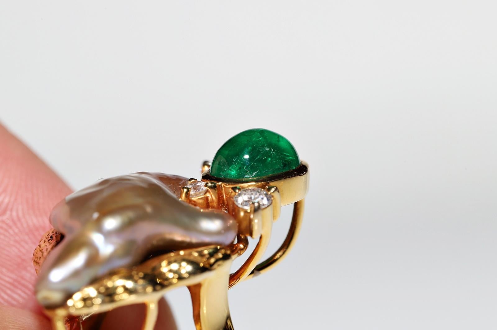 Vintage Circa 1990s 18k Gold Natural Diamond And Emerald And Mother Pearl Ring For Sale 2