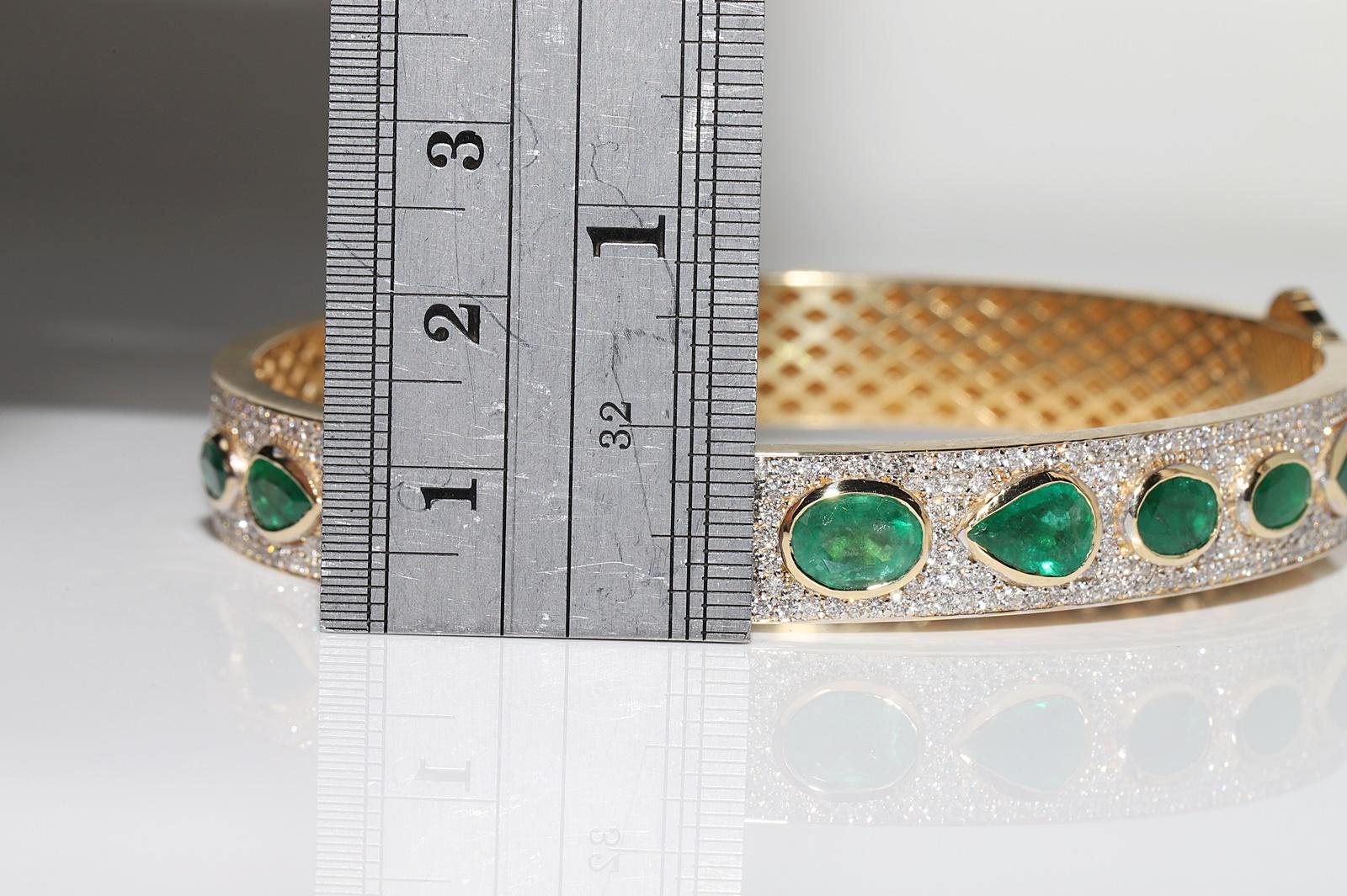Vintage Circa 1990s 18k Gold Natural Diamond And Emerald Bangle Bracelet For Sale 4