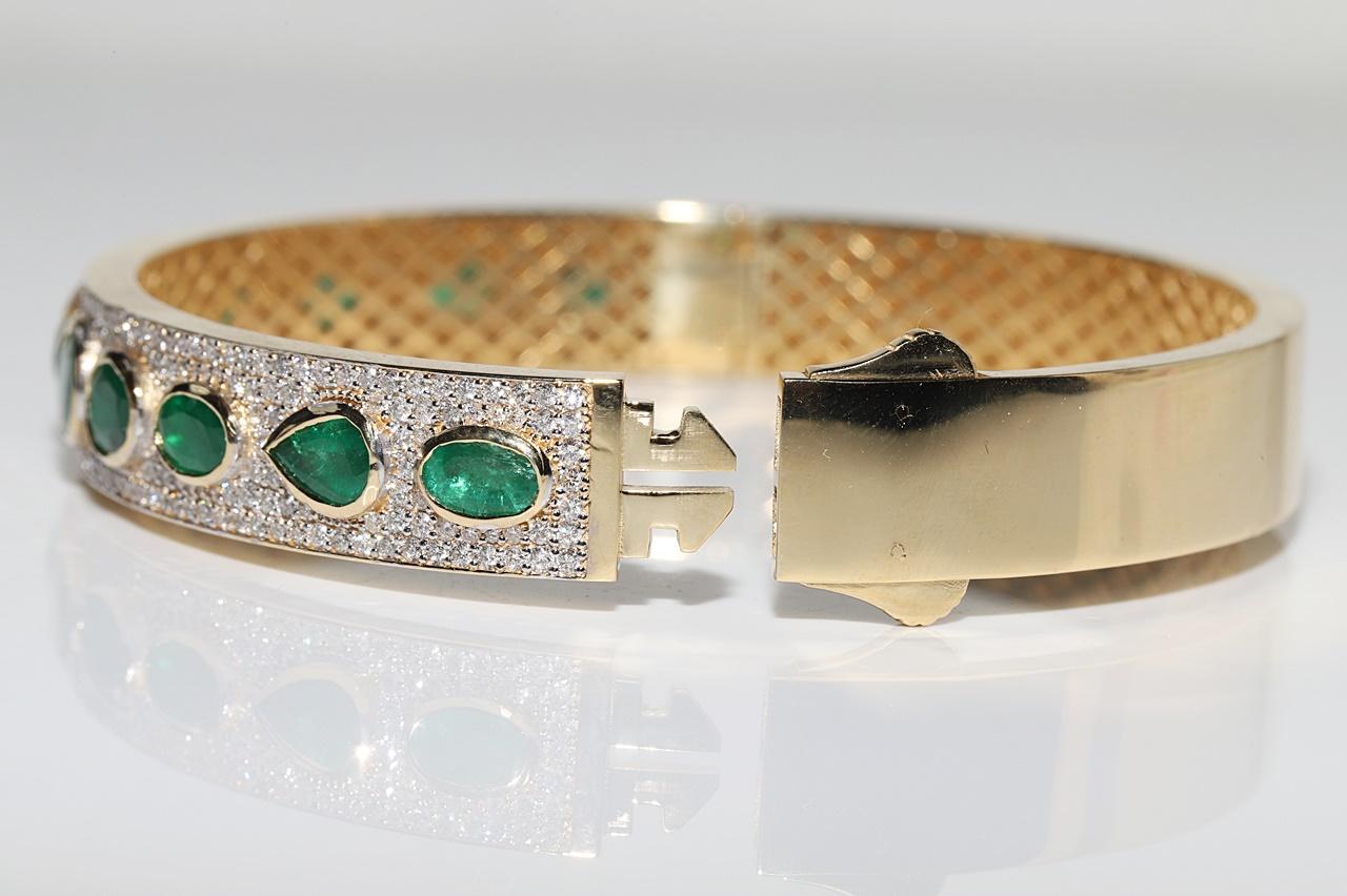 Vintage Circa 1990s 18k Gold Natural Diamond And Emerald Bangle Bracelet For Sale 5
