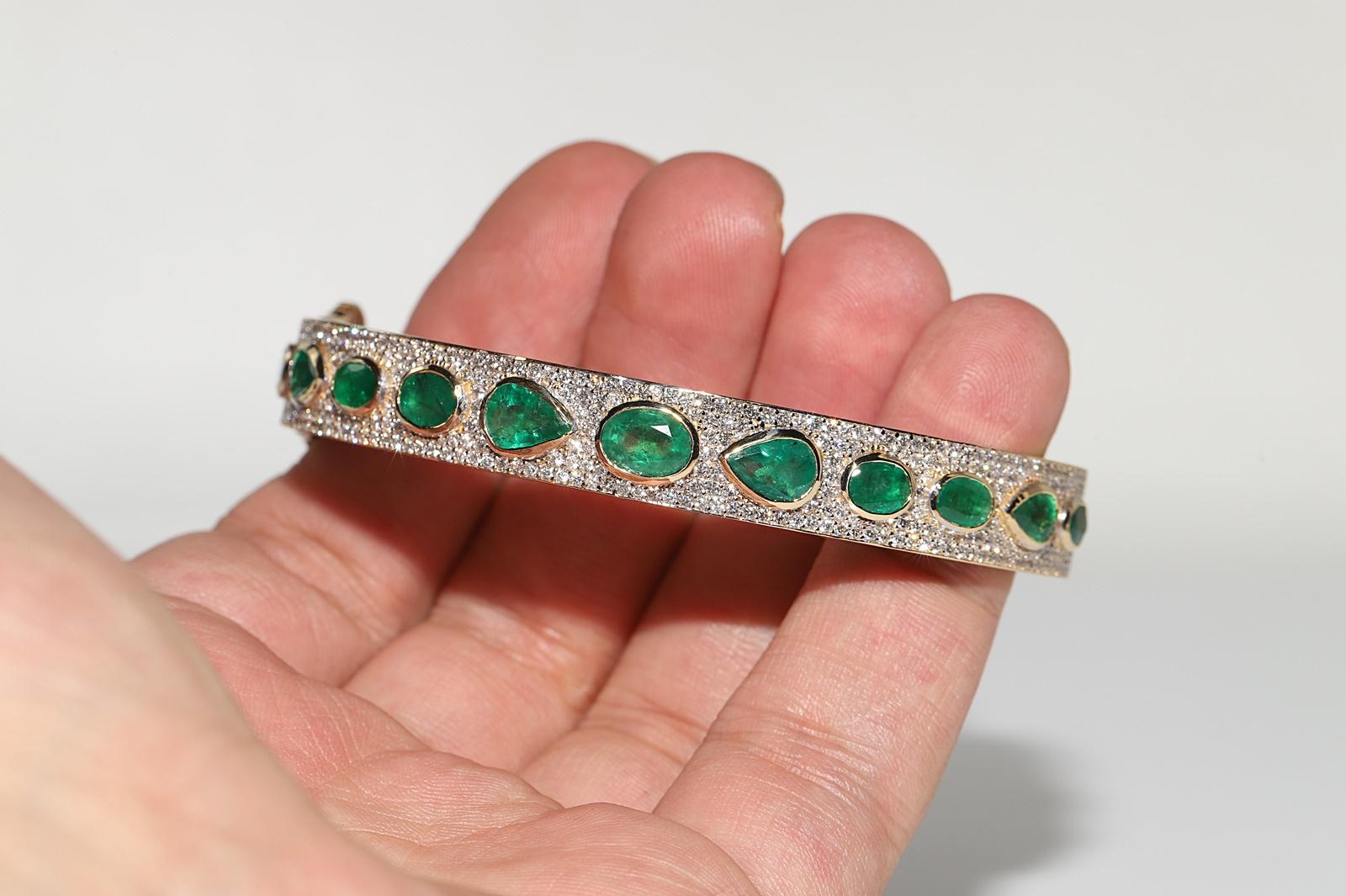Vintage Circa 1990s 18k Gold Natural Diamond And Emerald Bangle Bracelet For Sale 6