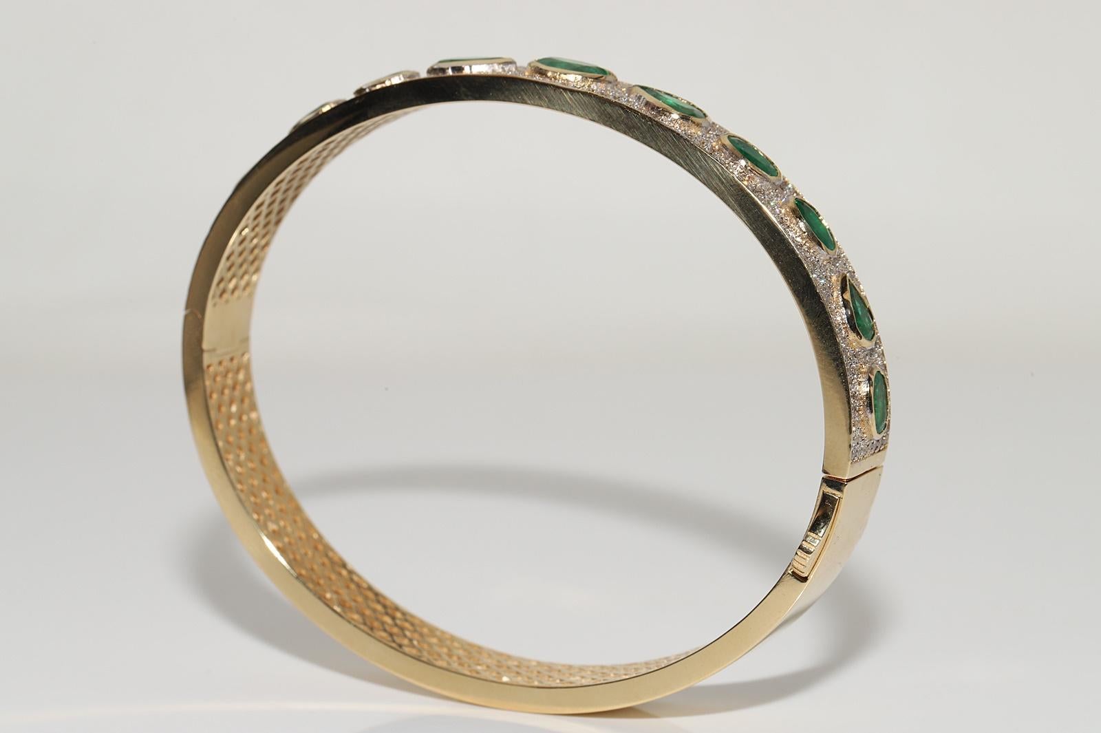 Vintage Circa 1990s 18k Gold Natural Diamond And Emerald Bangle Bracelet For Sale 7