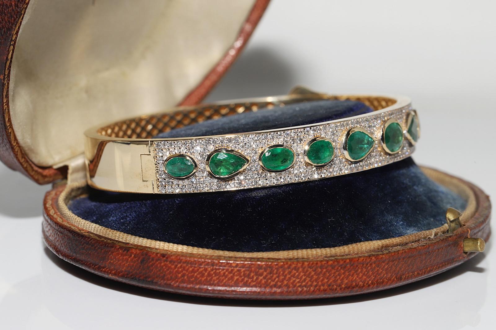 Retro Vintage Circa 1990s 18k Gold Natural Diamond And Emerald Bangle Bracelet For Sale