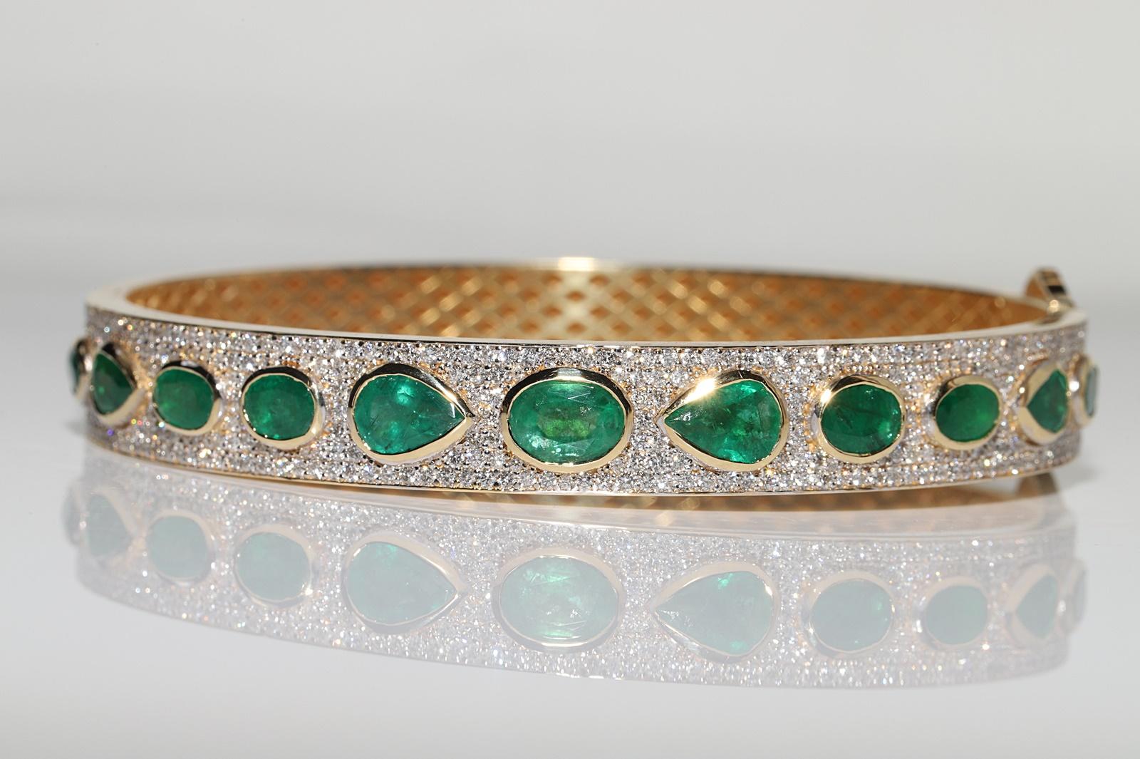 Brilliant Cut Vintage Circa 1990s 18k Gold Natural Diamond And Emerald Bangle Bracelet For Sale