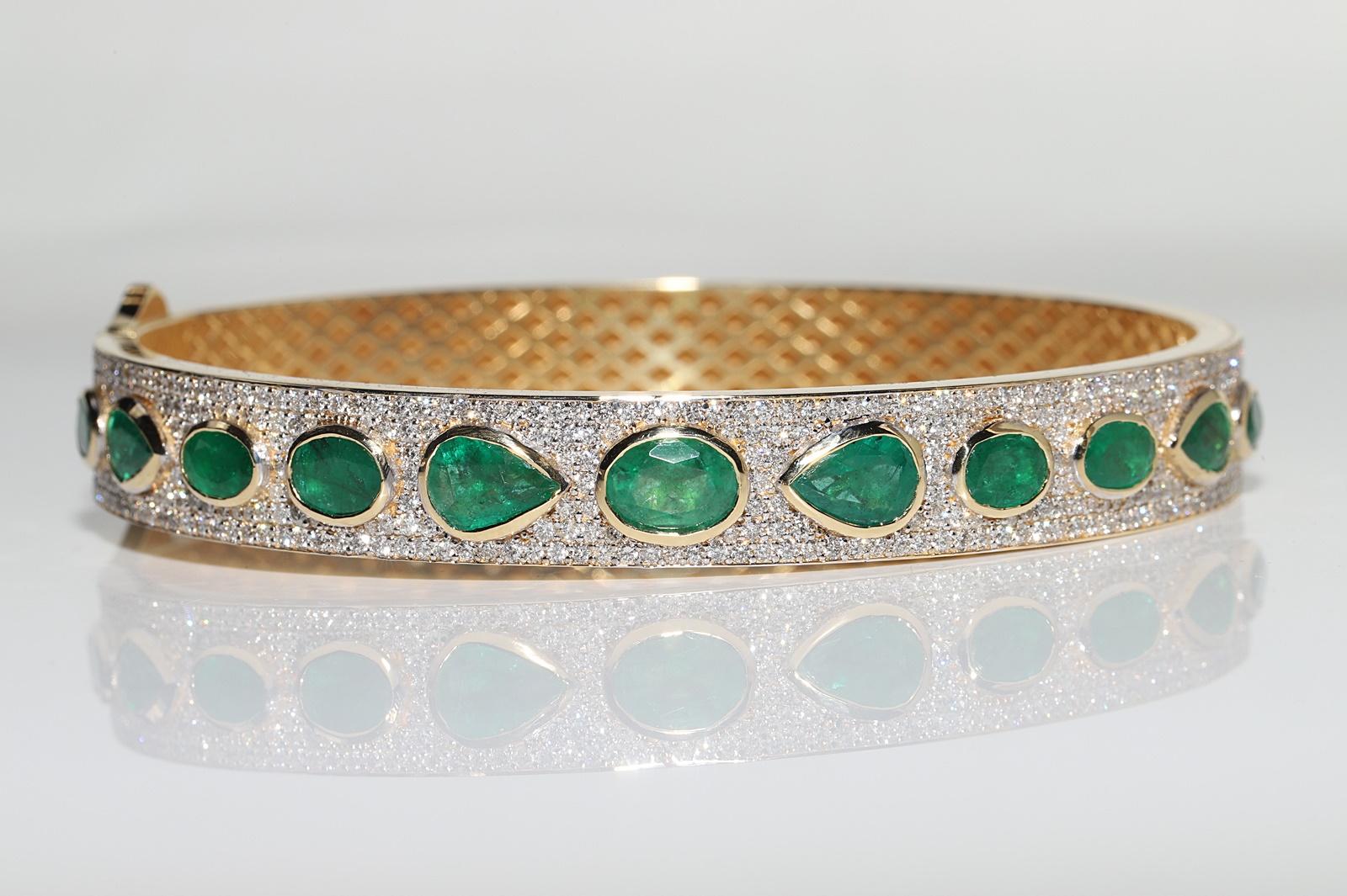 Vintage Circa 1990s 18k Gold Natural Diamond And Emerald Bangle Bracelet In Good Condition For Sale In Fatih/İstanbul, 34