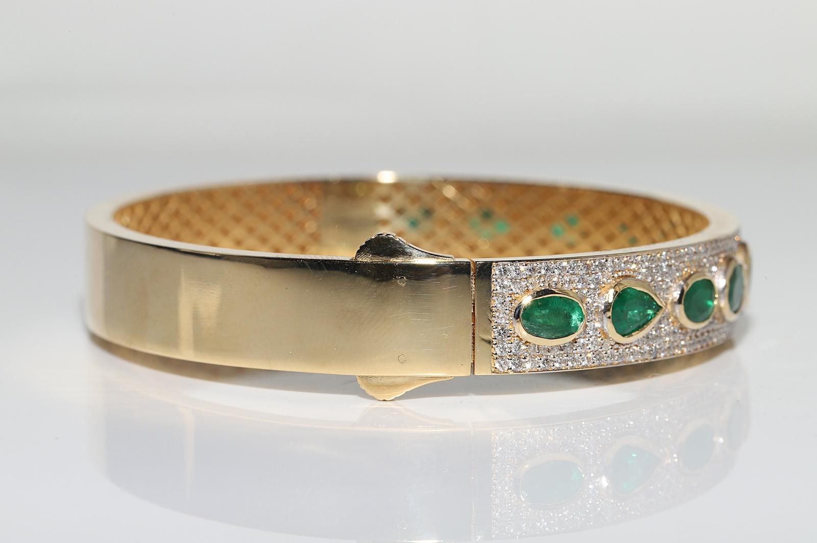 Women's Vintage Circa 1990s 18k Gold Natural Diamond And Emerald Bangle Bracelet For Sale