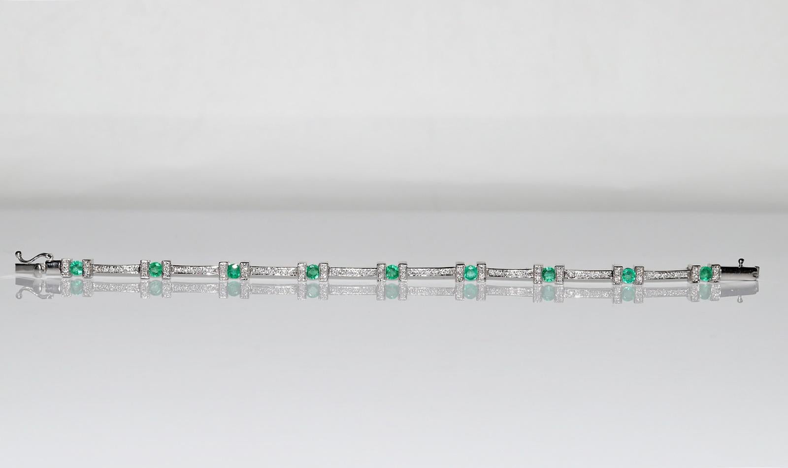 Vintage Circa 1990 Bracelet en or 18k orné de diamants naturels et d'émeraudes en vente 10