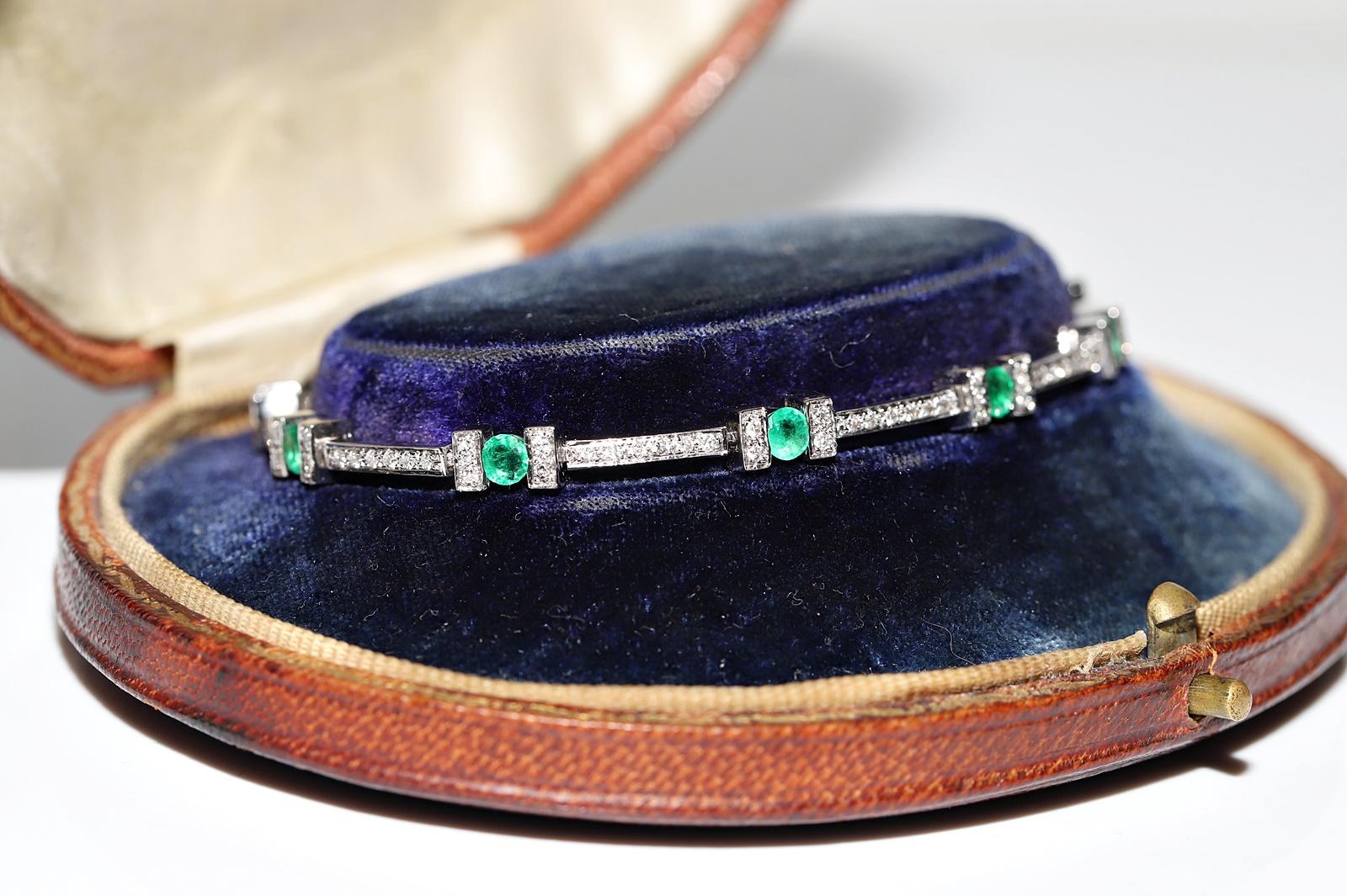 Vintage Circa 1990er Jahre 18k Gold Natürlicher Diamant und Smaragd Dekoriertes Vintage-Armband Damen
