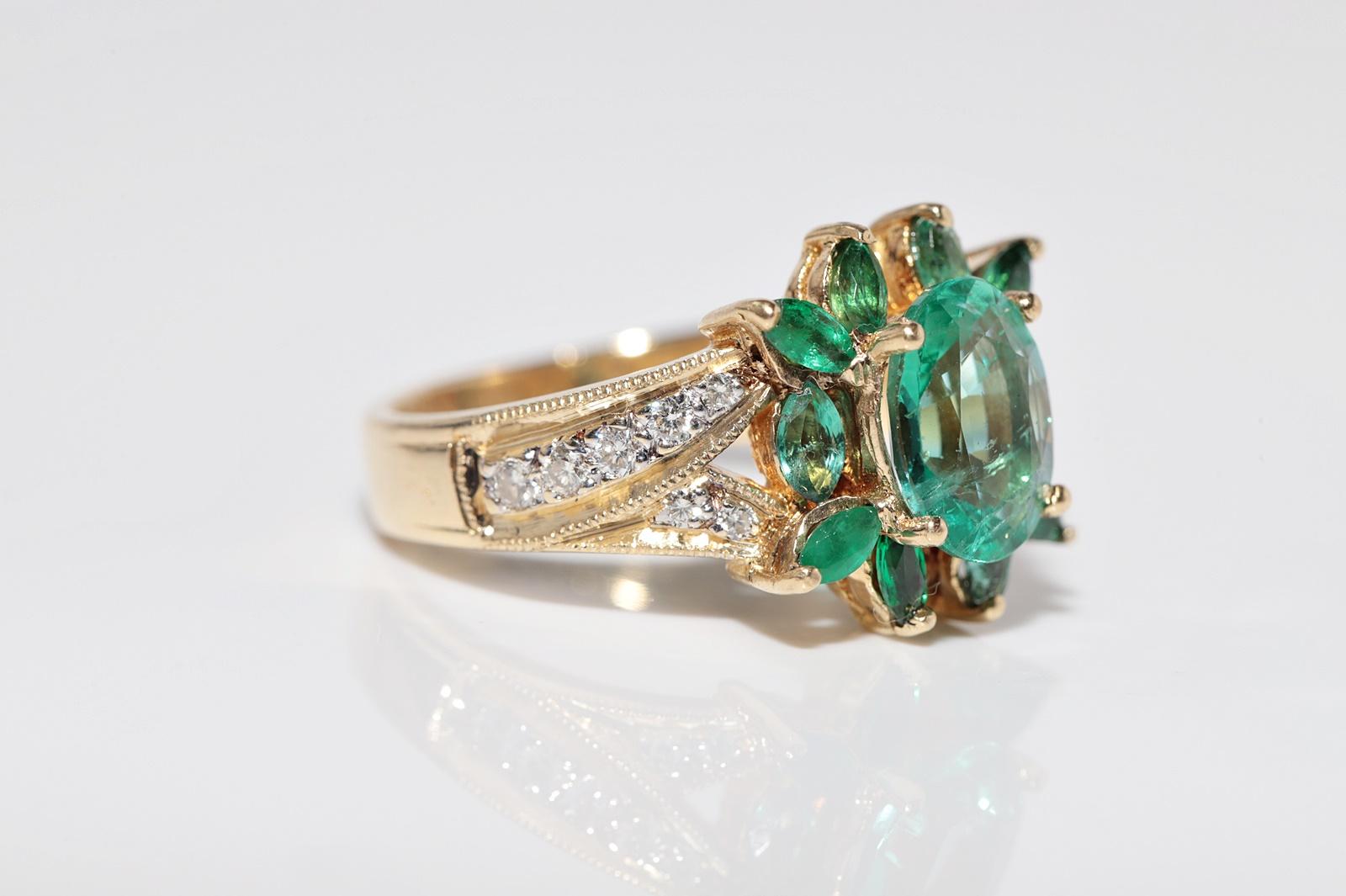Vintage Circa 1990er Jahre 18k Gold Natürlicher Diamant und Smaragd Dekorierter Ring im Angebot 4