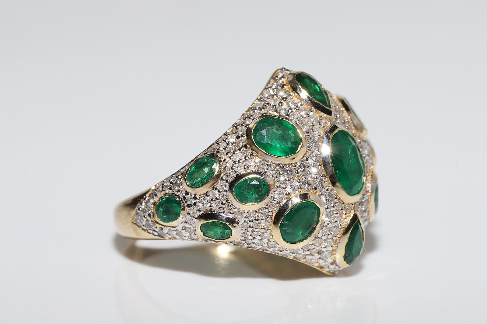 Vintage Circa 1990er Jahre 18k Gold Natürlicher Diamant und Smaragd Dekorierter Ring im Angebot 5
