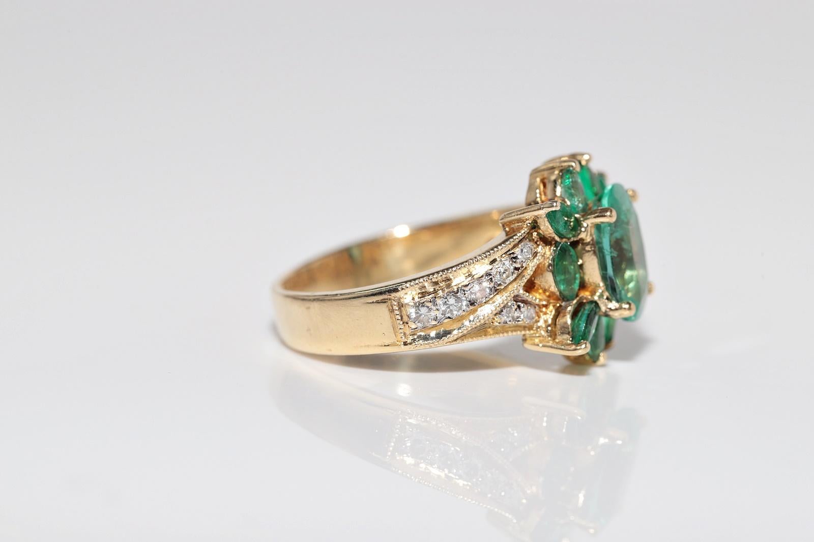 Vintage Circa 1990er Jahre 18k Gold Natürlicher Diamant und Smaragd Dekorierter Ring im Angebot 5