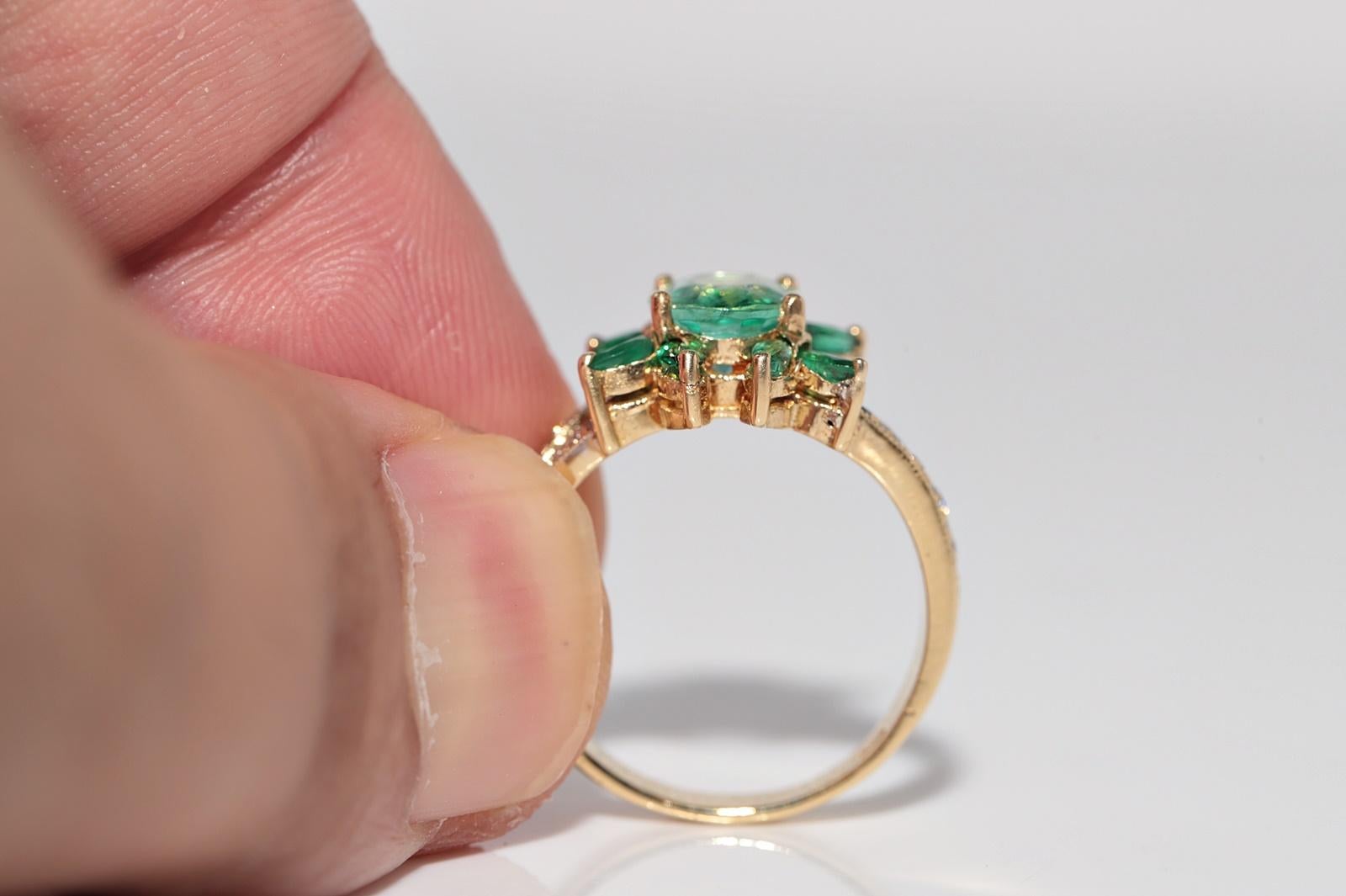 Vintage Circa 1990er Jahre 18k Gold Natürlicher Diamant und Smaragd Dekorierter Ring im Angebot 6