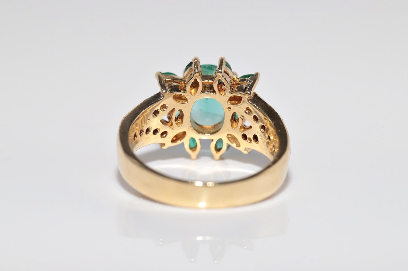 Vintage Circa 1990er Jahre 18k Gold Natürlicher Diamant und Smaragd Dekorierter Ring im Angebot 7