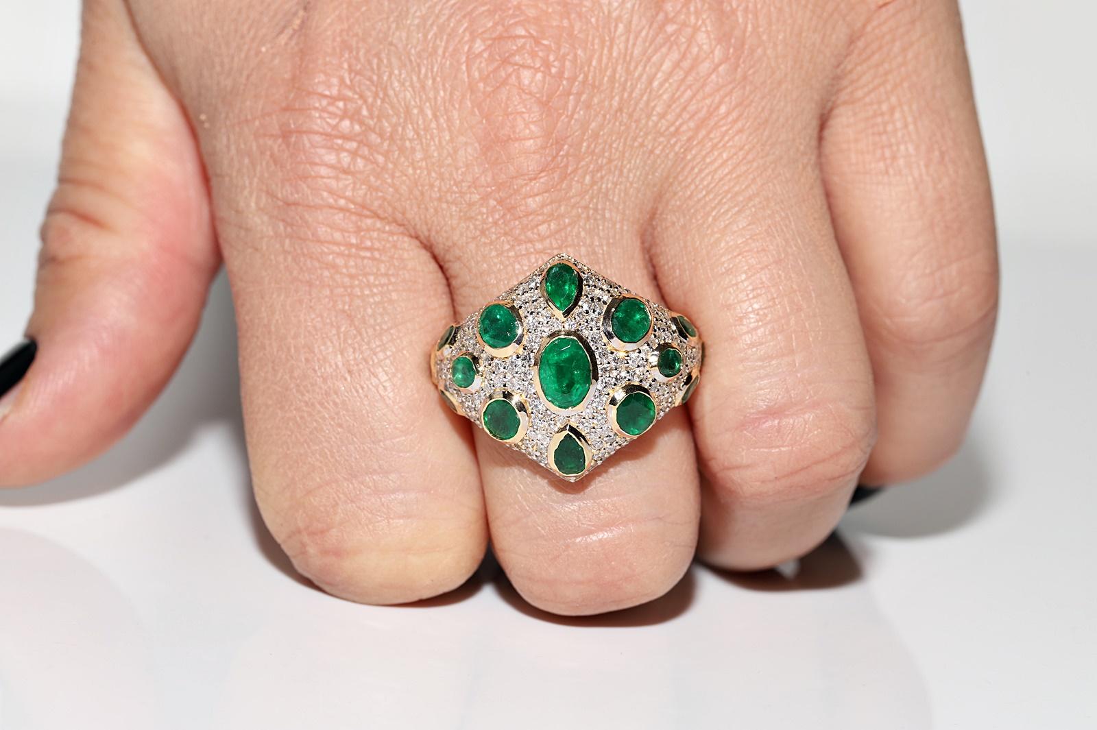 Vintage Circa 1990er Jahre 18k Gold Natürlicher Diamant und Smaragd Dekorierter Ring im Angebot 8