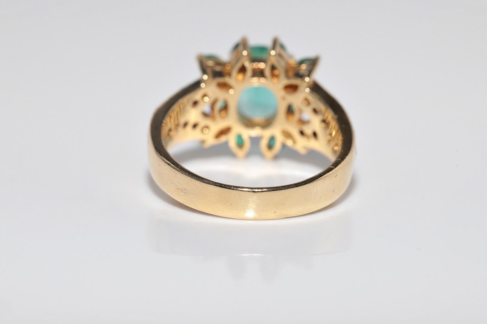 Vintage Circa 1990er Jahre 18k Gold Natürlicher Diamant und Smaragd Dekorierter Ring im Angebot 8
