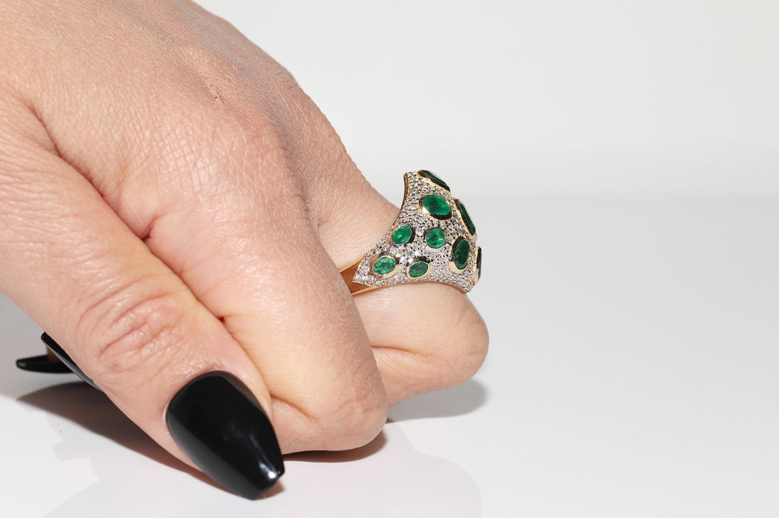 Vintage Circa 1990er Jahre 18k Gold Natürlicher Diamant und Smaragd Dekorierter Ring im Angebot 9