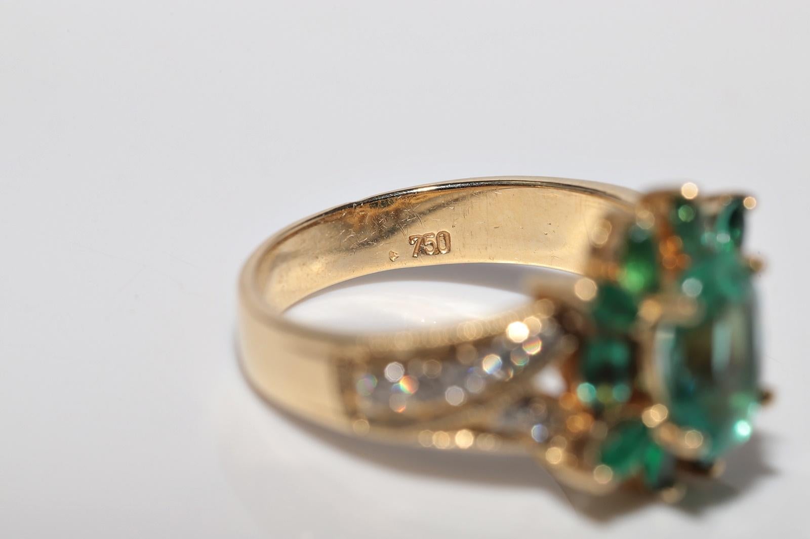 Vintage Circa 1990er Jahre 18k Gold Natürlicher Diamant und Smaragd Dekorierter Ring im Angebot 9