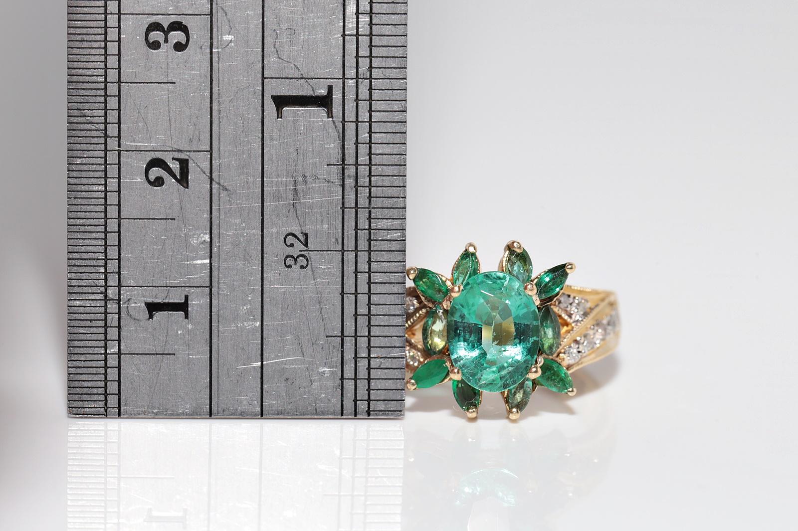 Vintage Circa 1990er Jahre 18k Gold Natürlicher Diamant und Smaragd Dekorierter Ring im Angebot 10