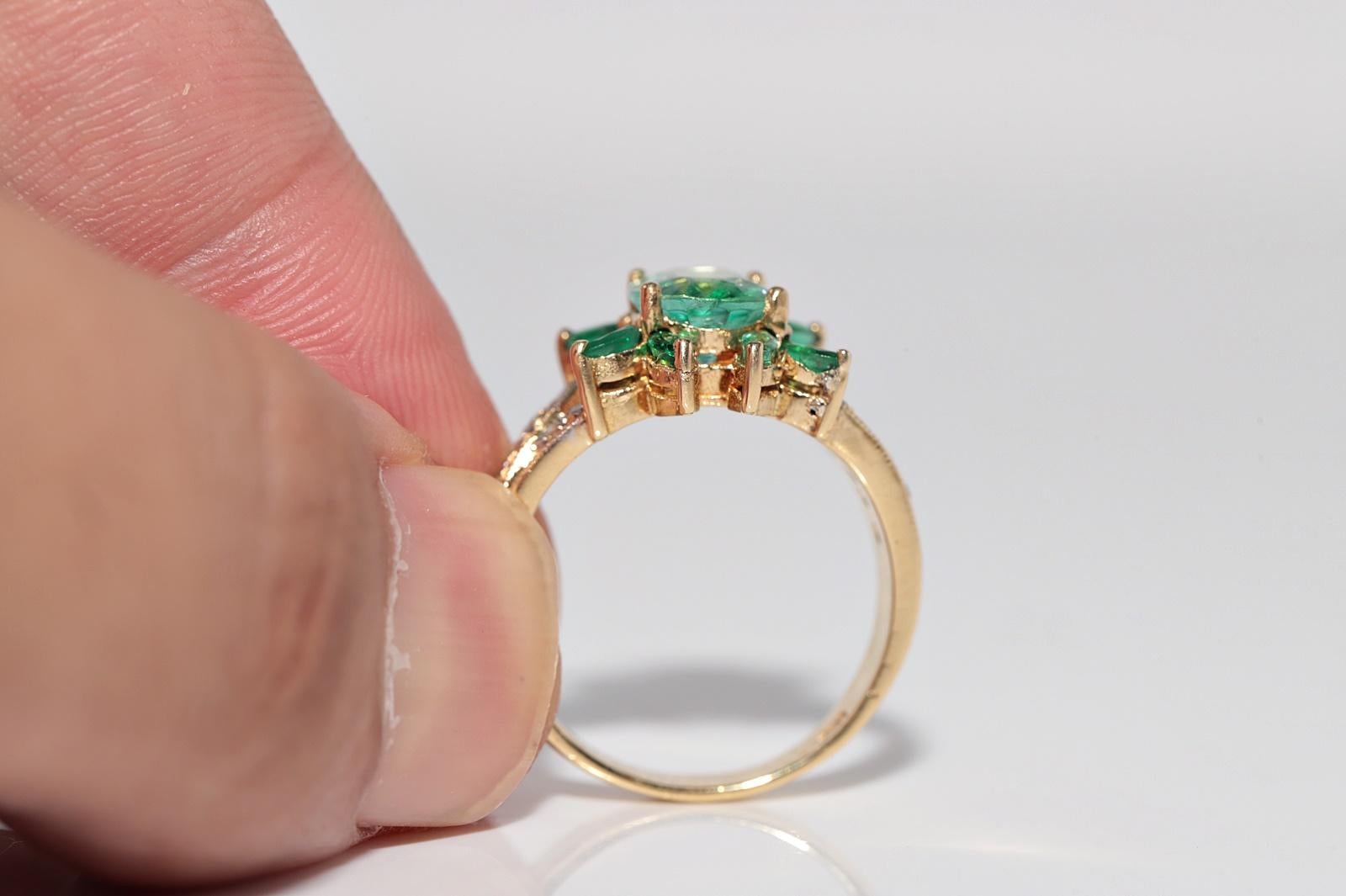 Vintage Circa 1990er Jahre 18k Gold Natürlicher Diamant und Smaragd Dekorierter Ring im Angebot 13