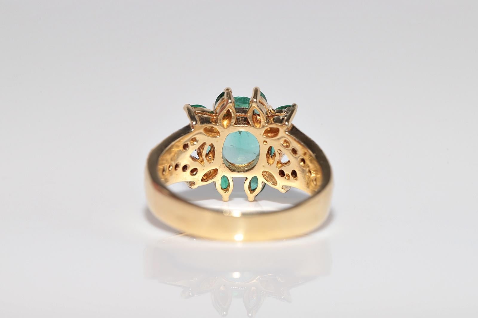 Vintage Circa 1990er Jahre 18k Gold Natürlicher Diamant und Smaragd Dekorierter Ring im Angebot 14