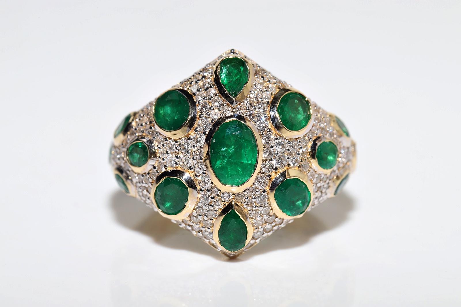 Vintage Circa 1990er Jahre 18k Gold Natürlicher Diamant und Smaragd Dekorierter Ring (Retro) im Angebot