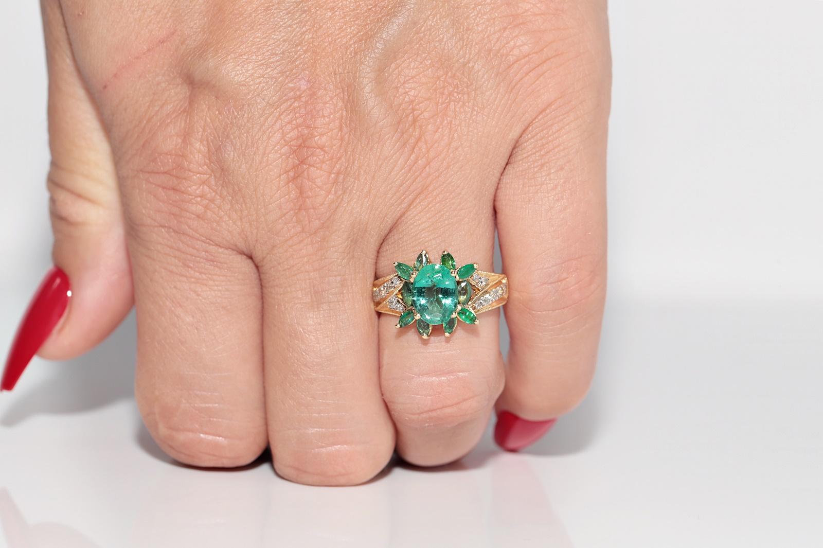 Vintage Circa 1990er Jahre 18k Gold Natürlicher Diamant und Smaragd Dekorierter Ring (Kunsthandwerker*in) im Angebot
