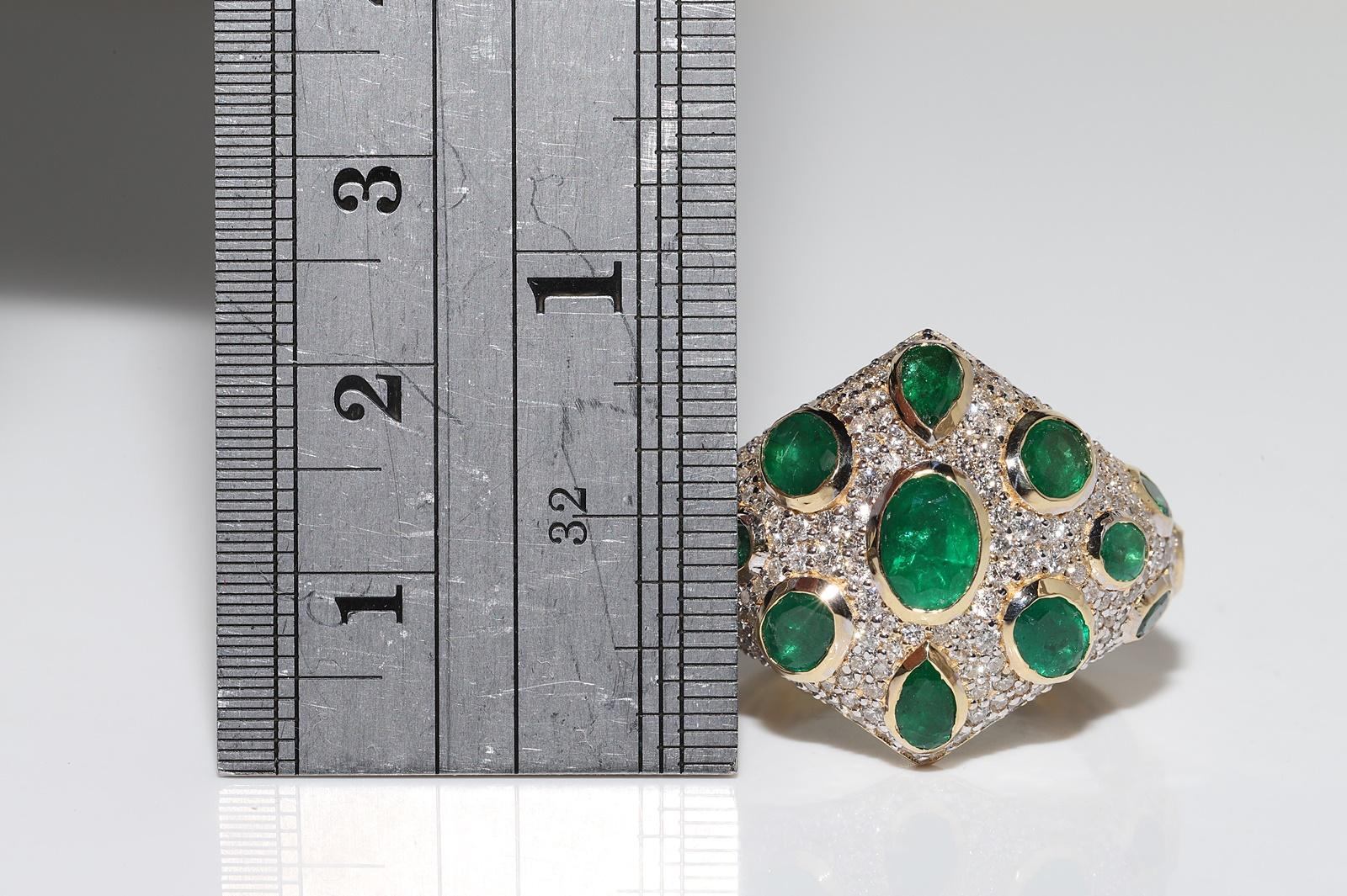Vintage Circa 1990er Jahre 18k Gold Natürlicher Diamant und Smaragd Dekorierter Ring (Brillantschliff) im Angebot