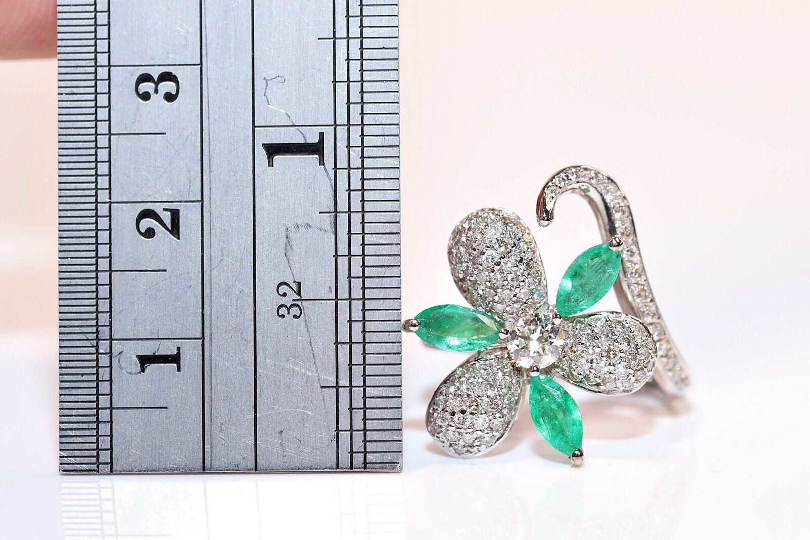 Vintage Circa 1990er Jahre 18k Gold Natürlicher Diamant und Smaragd Dekorierter Ring (Brillantschliff) im Angebot