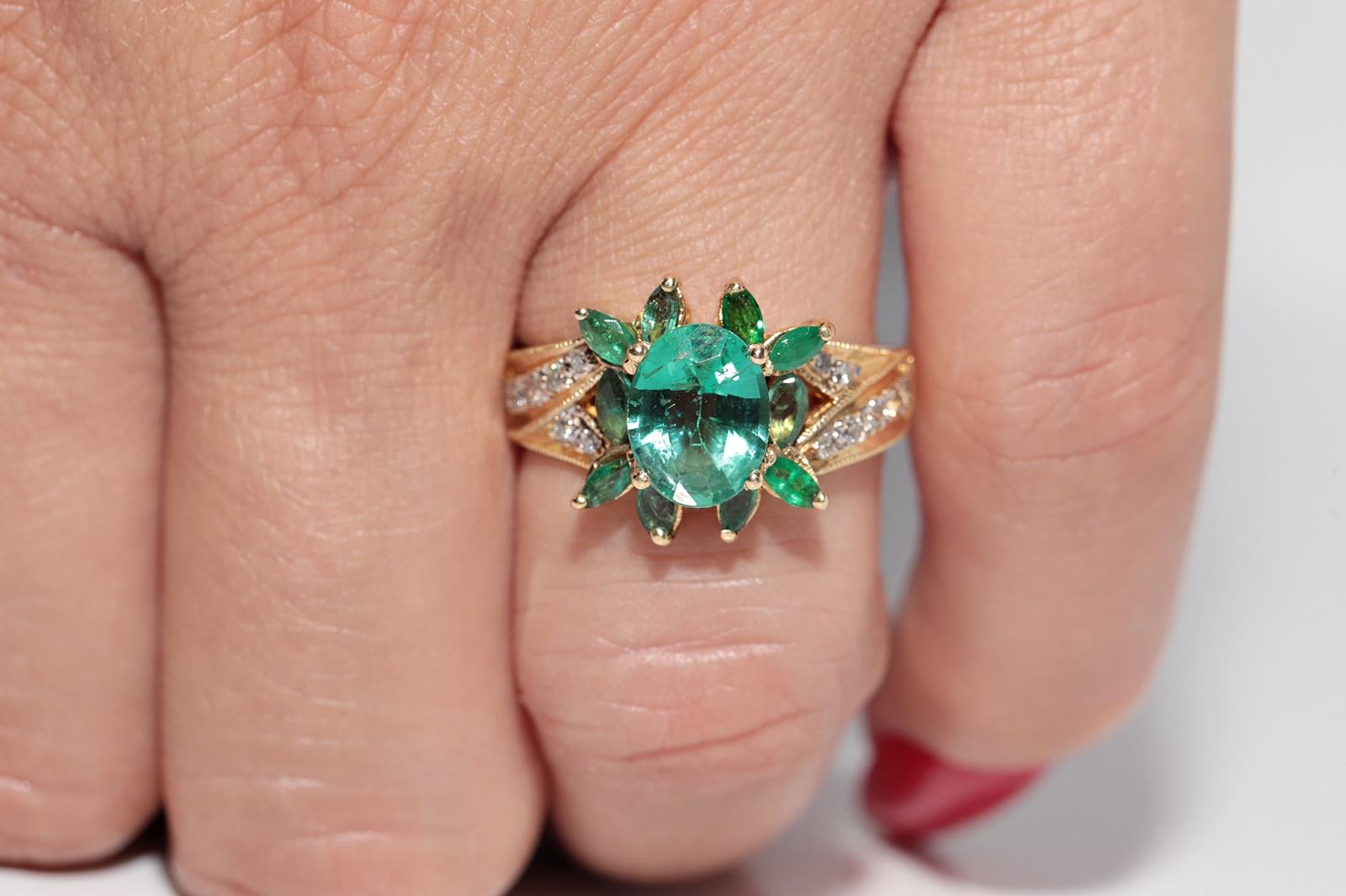 Vintage Circa 1990er Jahre 18k Gold Natürlicher Diamant und Smaragd Dekorierter Ring (Brillantschliff) im Angebot