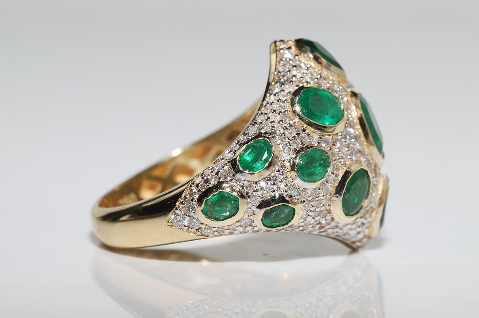 Vintage Circa 1990s 18k Gold Natural Diamond And Emerald Decorated Ring In Good Condition For Sale In Fatih/İstanbul, 34