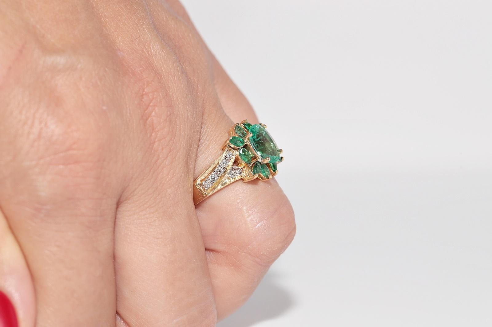 Vintage Circa 1990er Jahre 18k Gold Natürlicher Diamant und Smaragd Dekorierter Ring im Zustand „Gut“ im Angebot in Fatih/İstanbul, 34