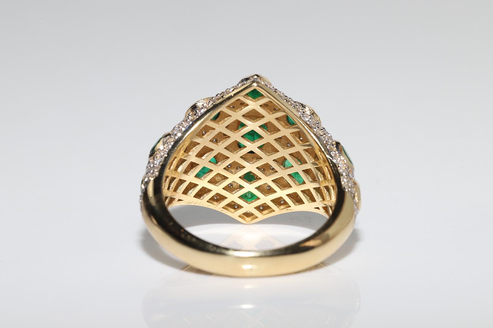 Vintage Circa 1990er Jahre 18k Gold Natürlicher Diamant und Smaragd Dekorierter Ring Damen im Angebot