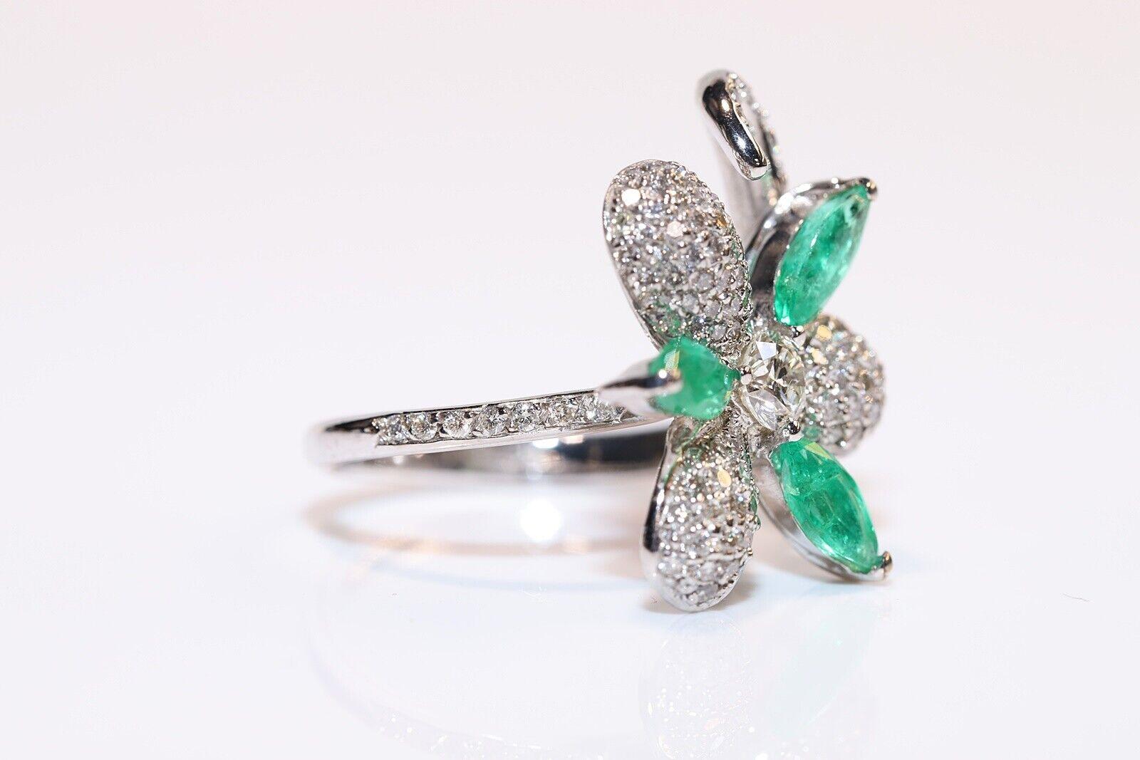 Vintage Circa 1990er Jahre 18k Gold Natürlicher Diamant und Smaragd Dekorierter Ring Damen im Angebot