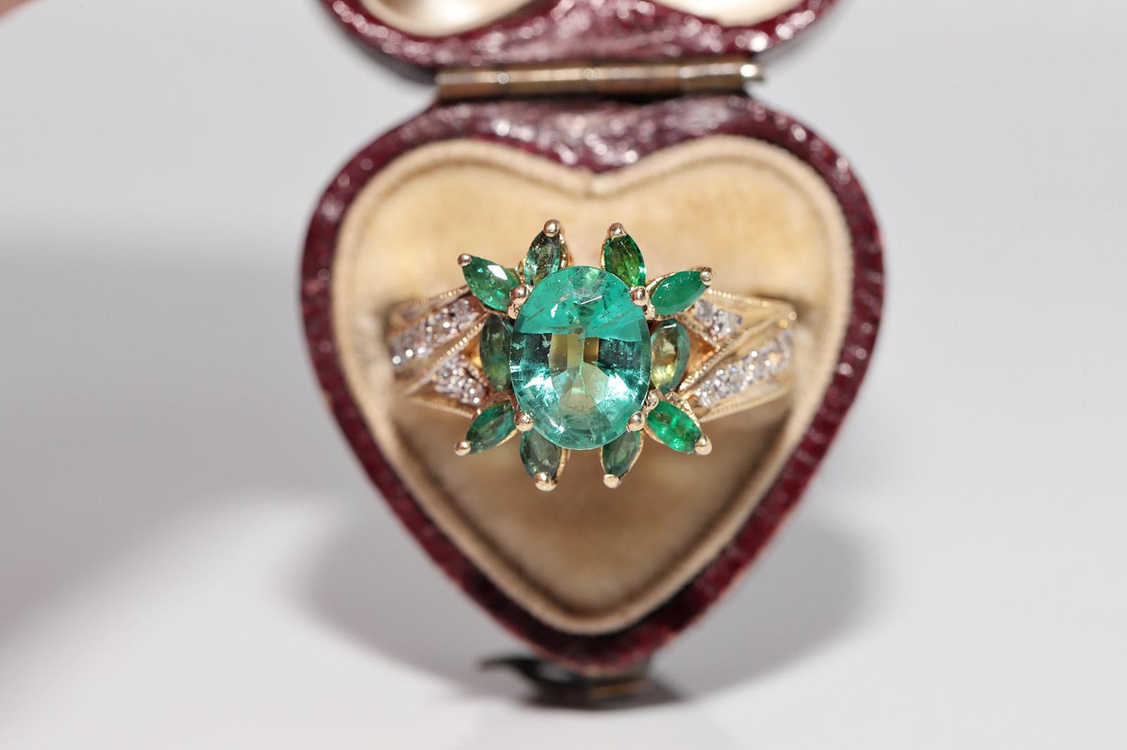 Vintage Circa 1990er Jahre 18k Gold Natürlicher Diamant und Smaragd Dekorierter Ring Damen im Angebot