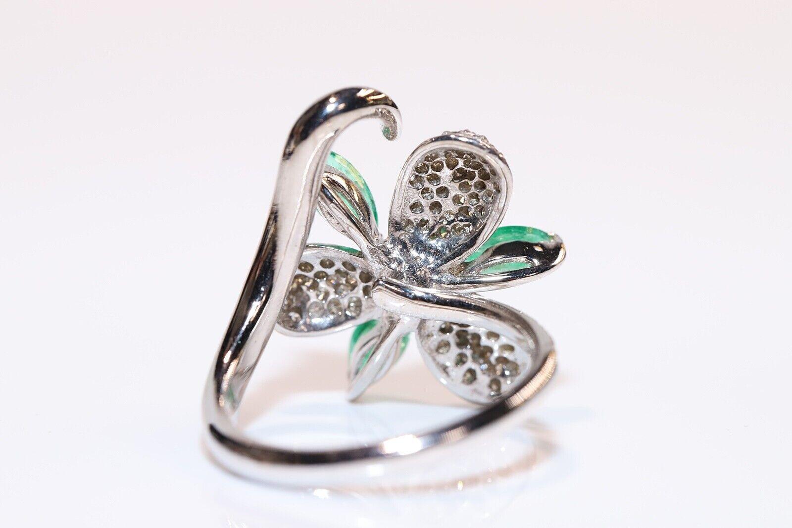 Vintage Circa 1990er Jahre 18k Gold Natürlicher Diamant und Smaragd Dekorierter Ring im Angebot 1