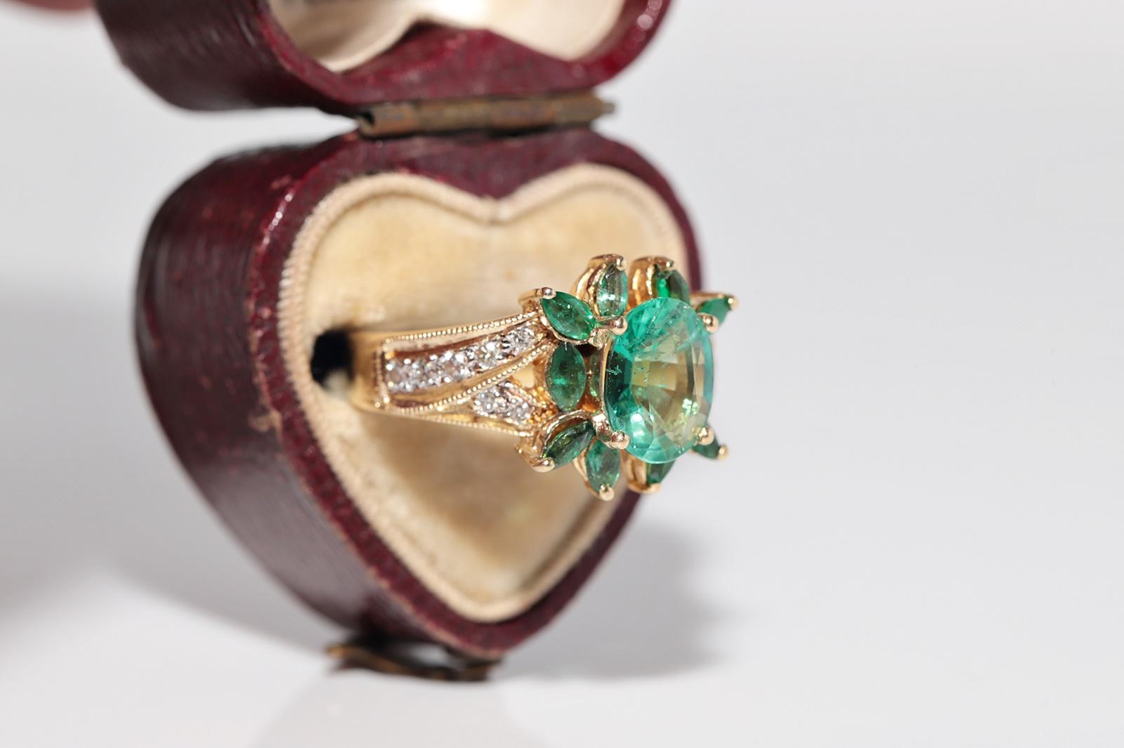 Vintage Circa 1990er Jahre 18k Gold Natürlicher Diamant und Smaragd Dekorierter Ring im Angebot 1