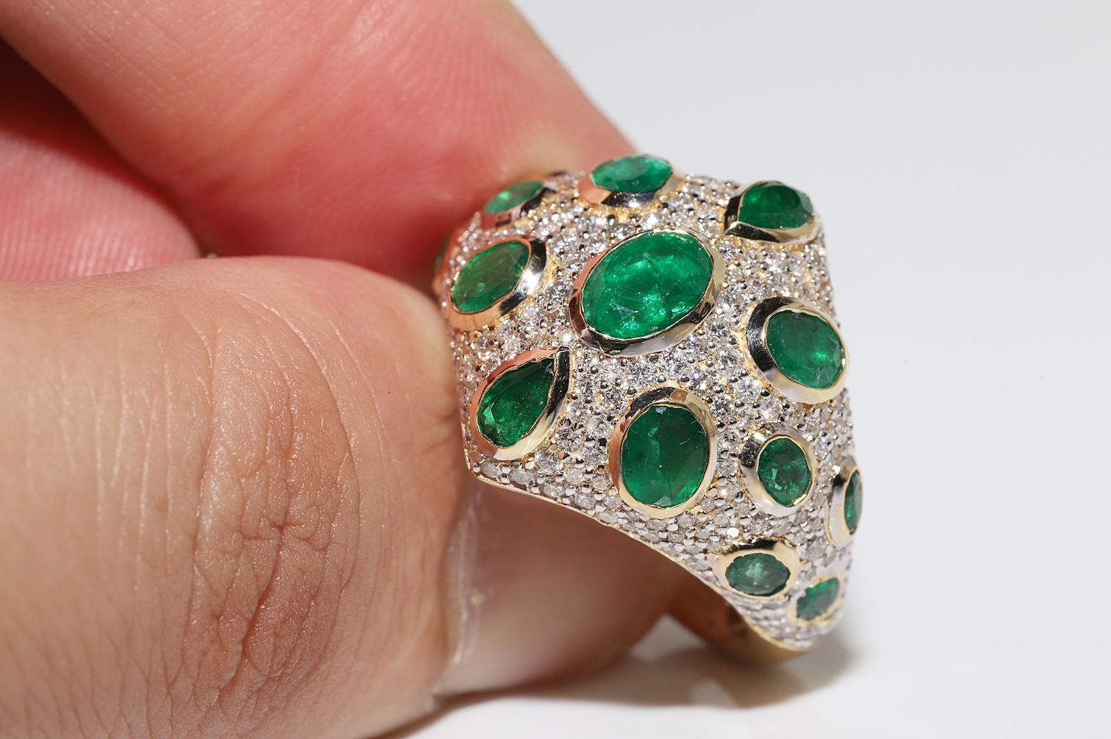 Vintage Circa 1990s 18k Gold Natural Diamond And Emerald Decorated Ring For Sale 2