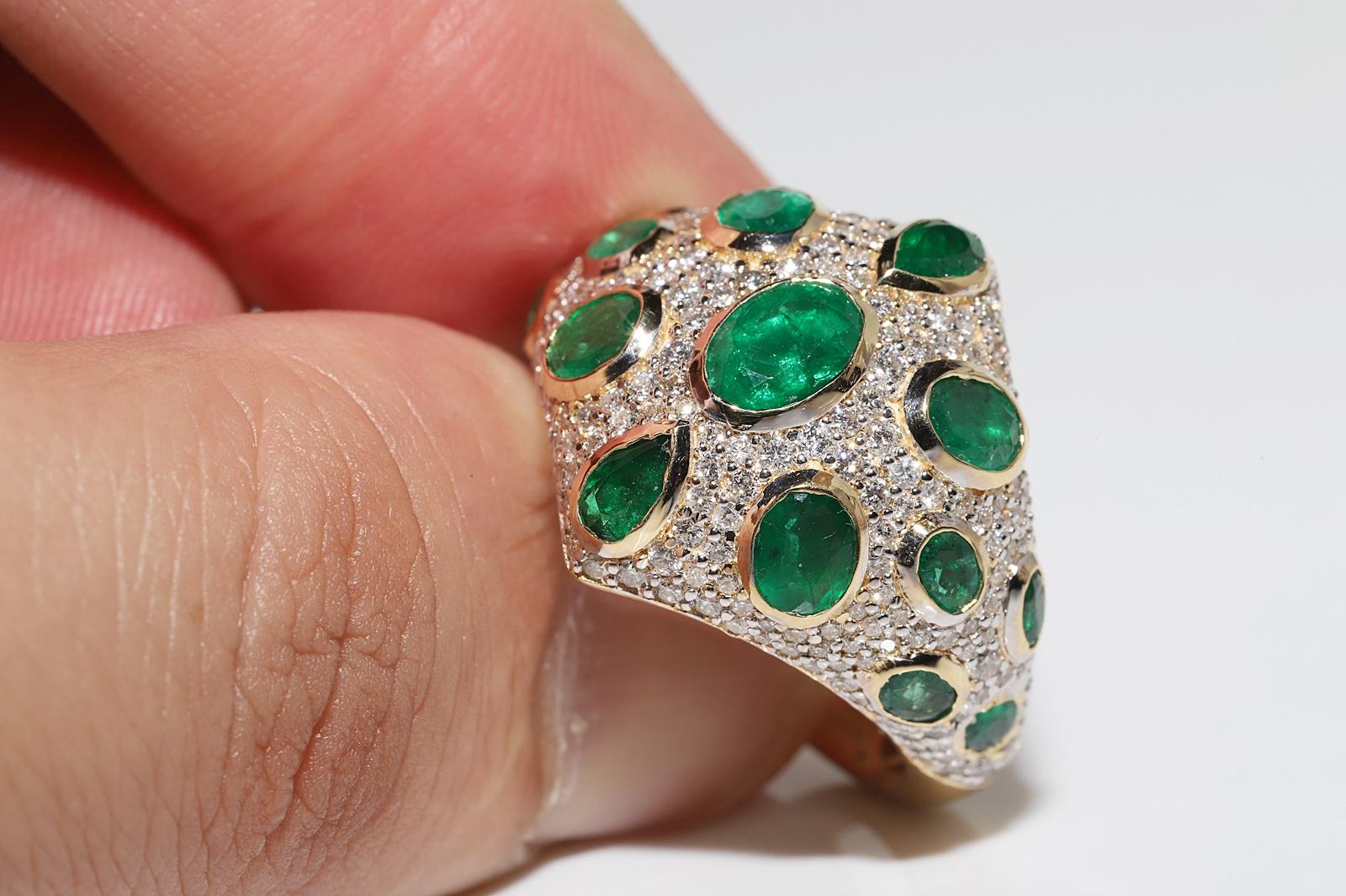 Vintage Circa 1990er Jahre 18k Gold Natürlicher Diamant und Smaragd Dekorierter Ring im Angebot 2