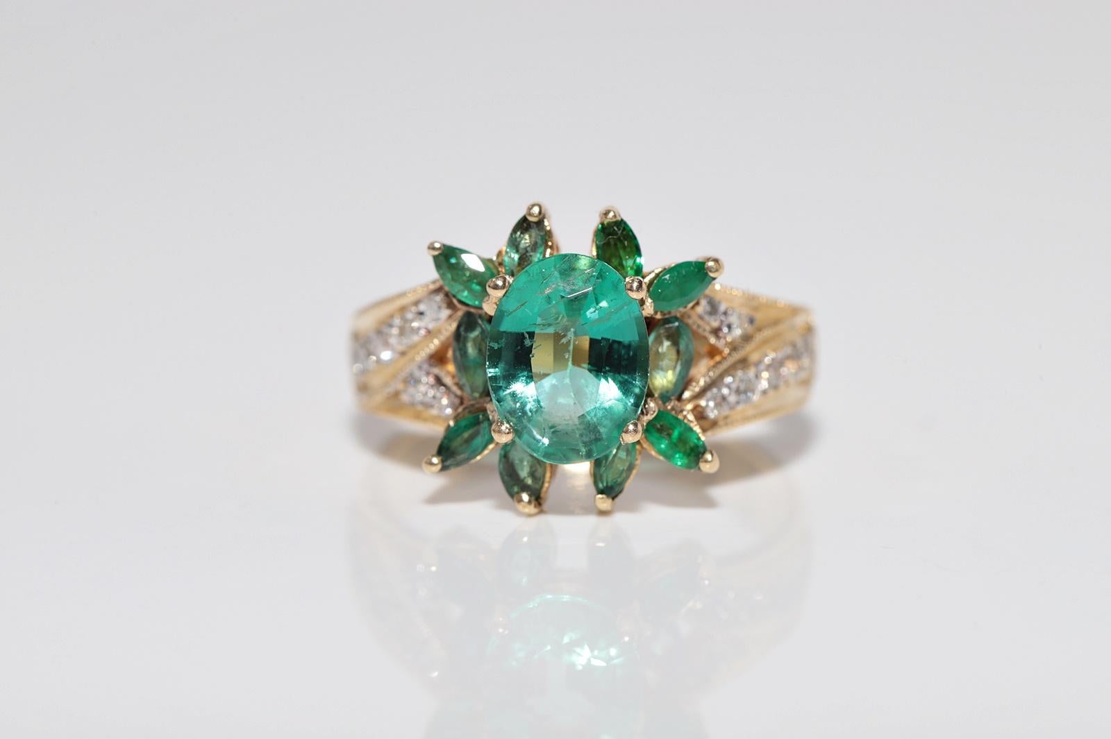 Vintage Circa 1990er Jahre 18k Gold Natürlicher Diamant und Smaragd Dekorierter Ring im Angebot 2