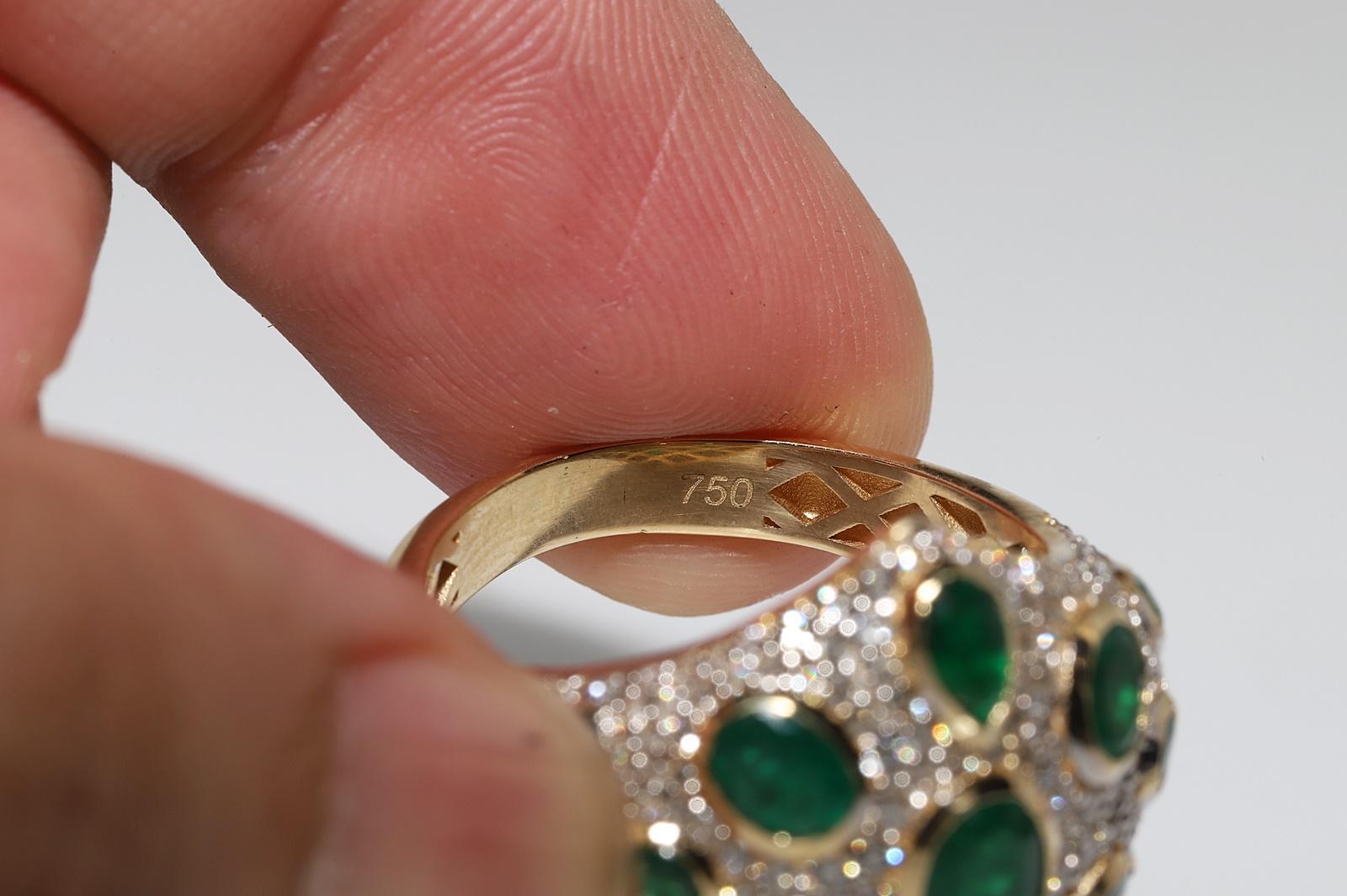 Vintage Circa 1990er Jahre 18k Gold Natürlicher Diamant und Smaragd Dekorierter Ring im Angebot 3