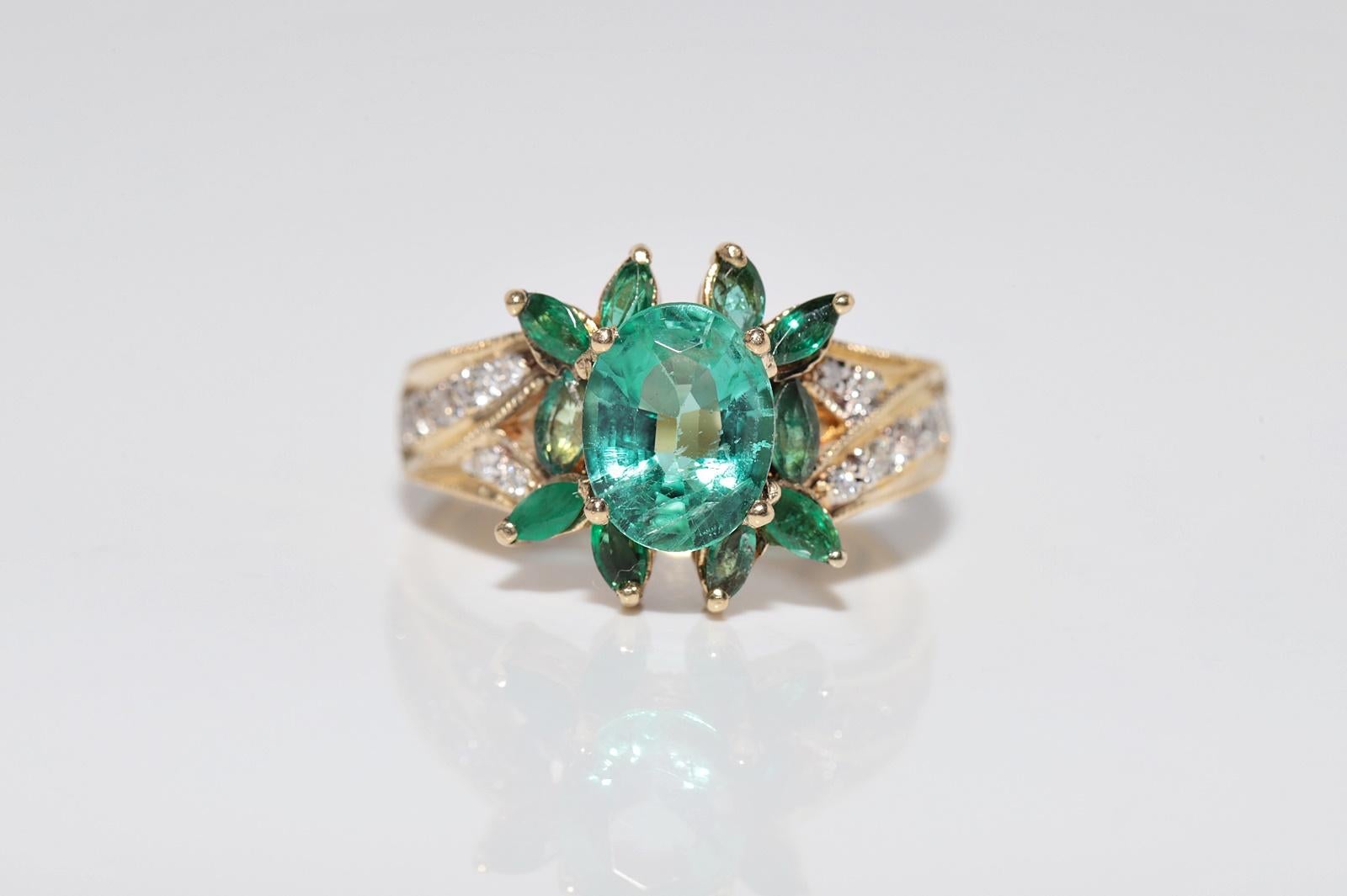 Vintage Circa 1990er Jahre 18k Gold Natürlicher Diamant und Smaragd Dekorierter Ring im Angebot 3