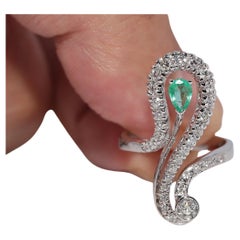 Anillo Vintage Circa 1990s Oro 18k Decorado con Diamantes Naturales y Esmeraldas