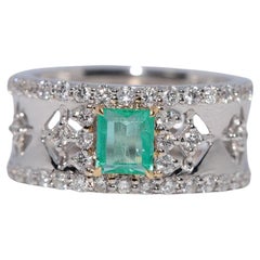 Vintage Circa 1990 Bague en or 18k décorée de diamants naturels et d
émeraudes